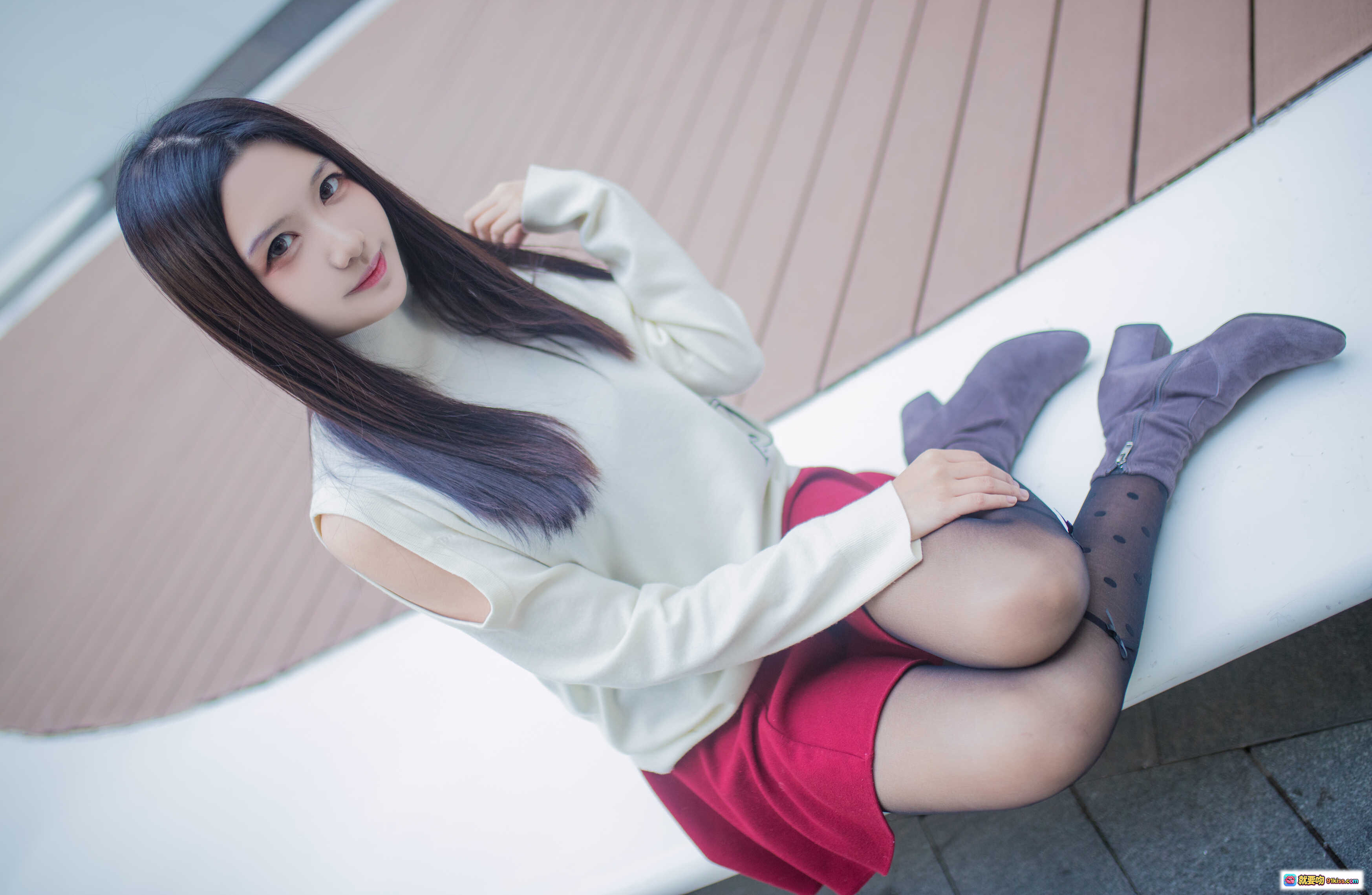 图片[7] - 源纱希喵喵喵 NO.001 清风银河SOHO日常街拍 白色高领毛衣红色百褶裙黑丝美腿时尚写真12P - 就要吻