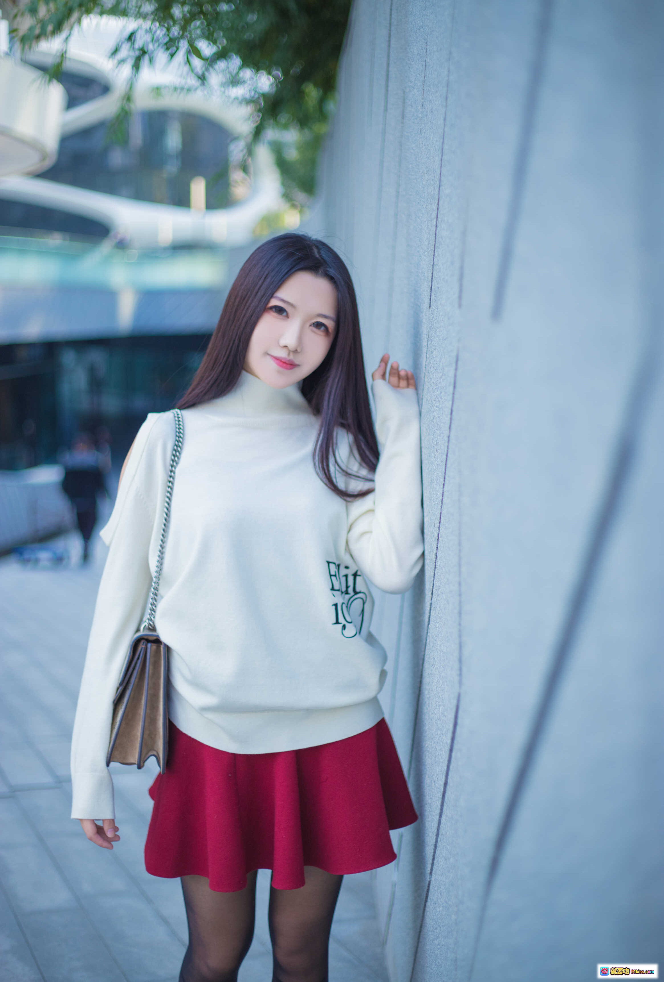 源纱希喵喵喵 NO.001 清风银河SOHO日常街拍 白色高领毛衣红色百褶裙黑丝美腿时尚写真12P - 就要吻