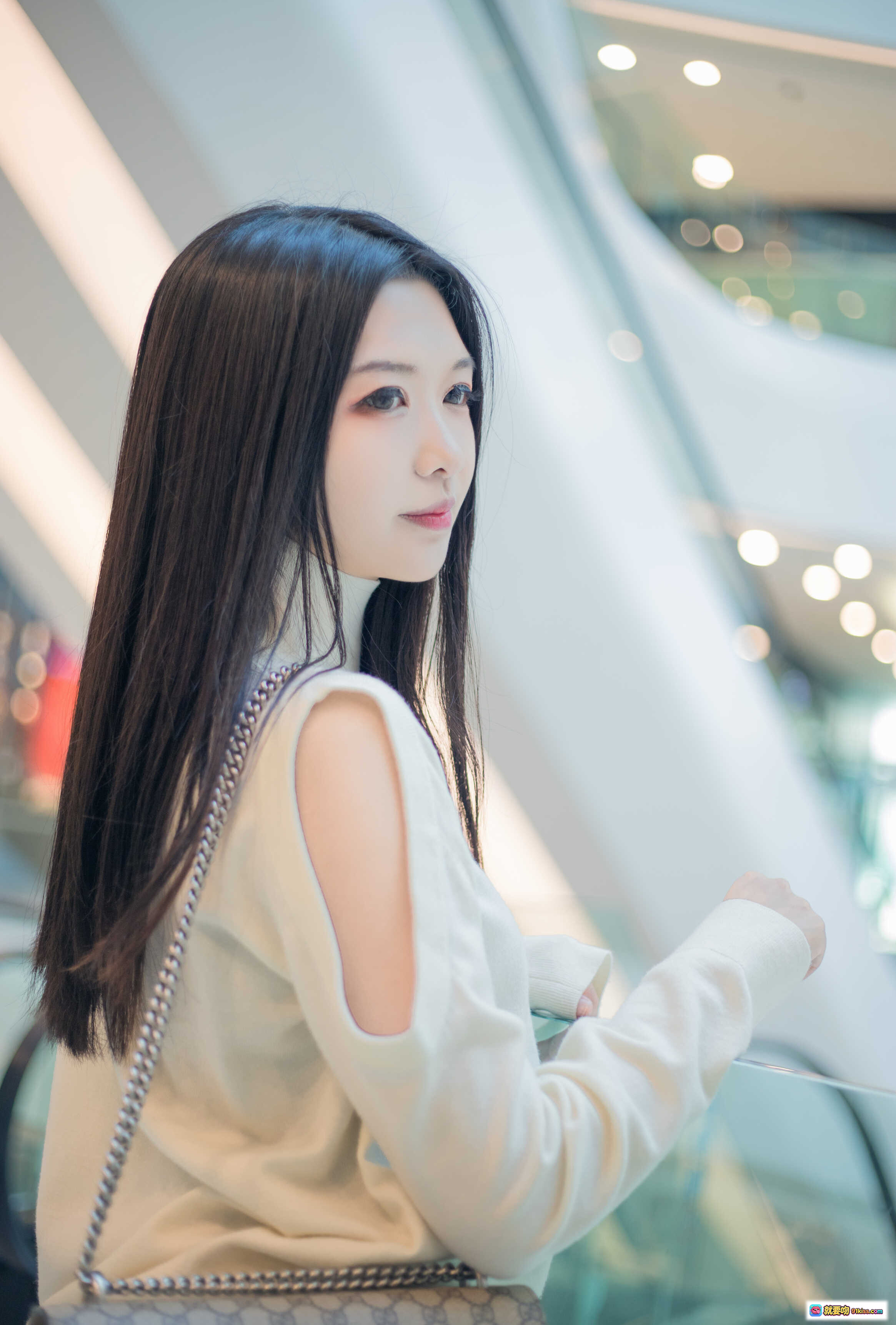 图片[2] - 源纱希喵喵喵 NO.001 清风银河SOHO日常街拍 白色高领毛衣红色百褶裙黑丝美腿时尚写真12P - 就要吻