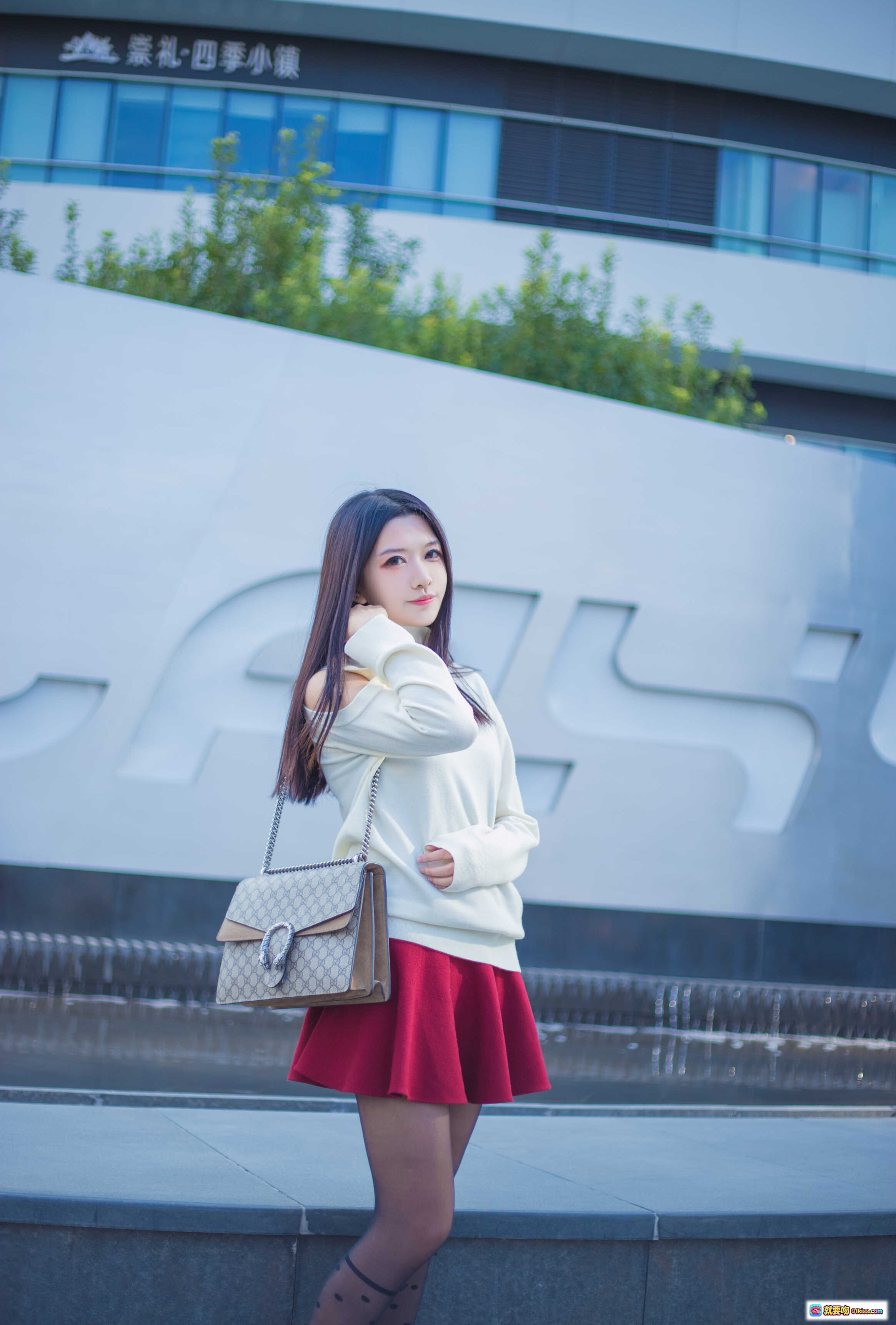 图片[3] - 源纱希喵喵喵 NO.001 清风银河SOHO日常街拍 白色高领毛衣红色百褶裙黑丝美腿时尚写真12P - 就要吻