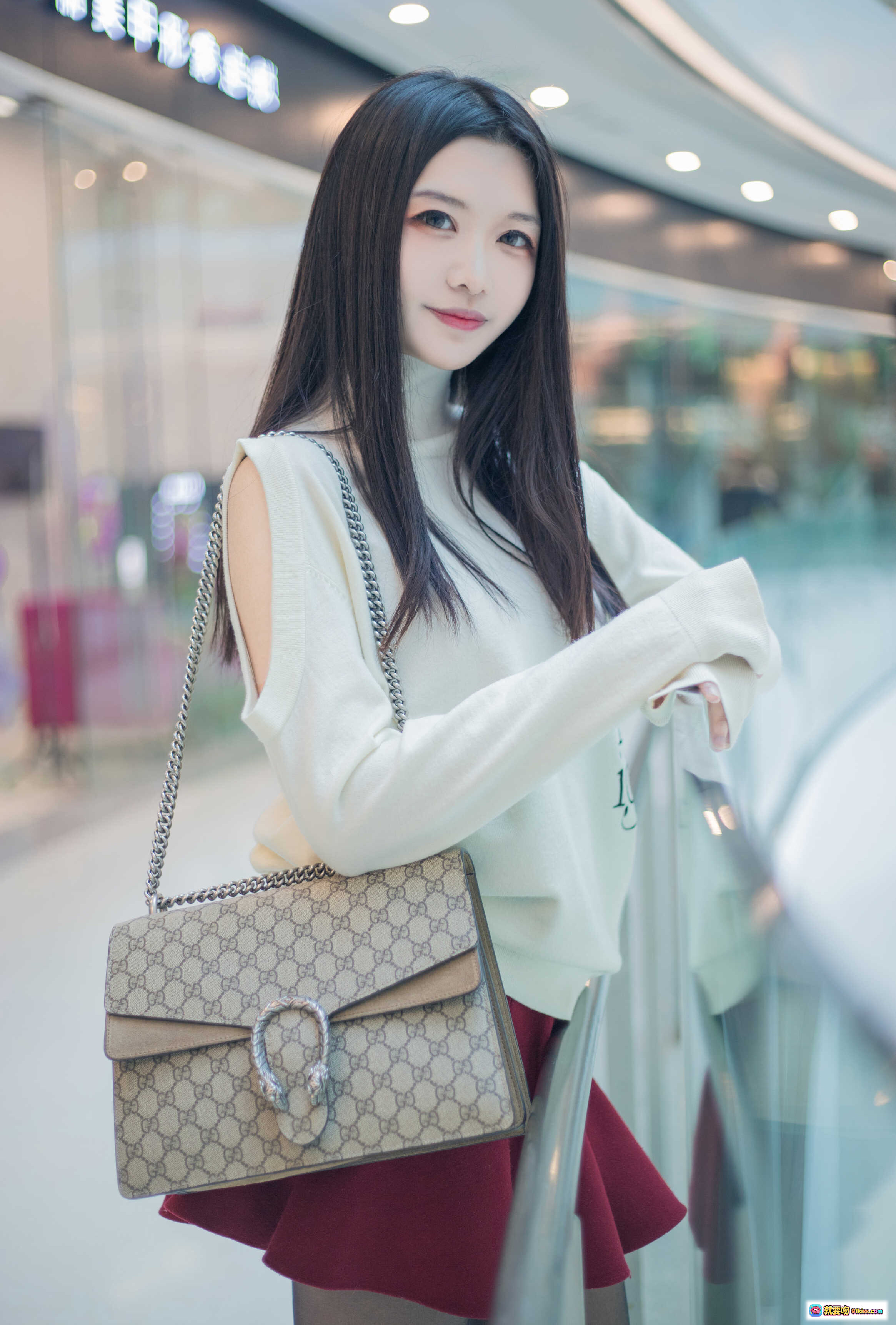 图片[5] - 源纱希喵喵喵 NO.001 清风银河SOHO日常街拍 白色高领毛衣红色百褶裙黑丝美腿时尚写真12P - 就要吻