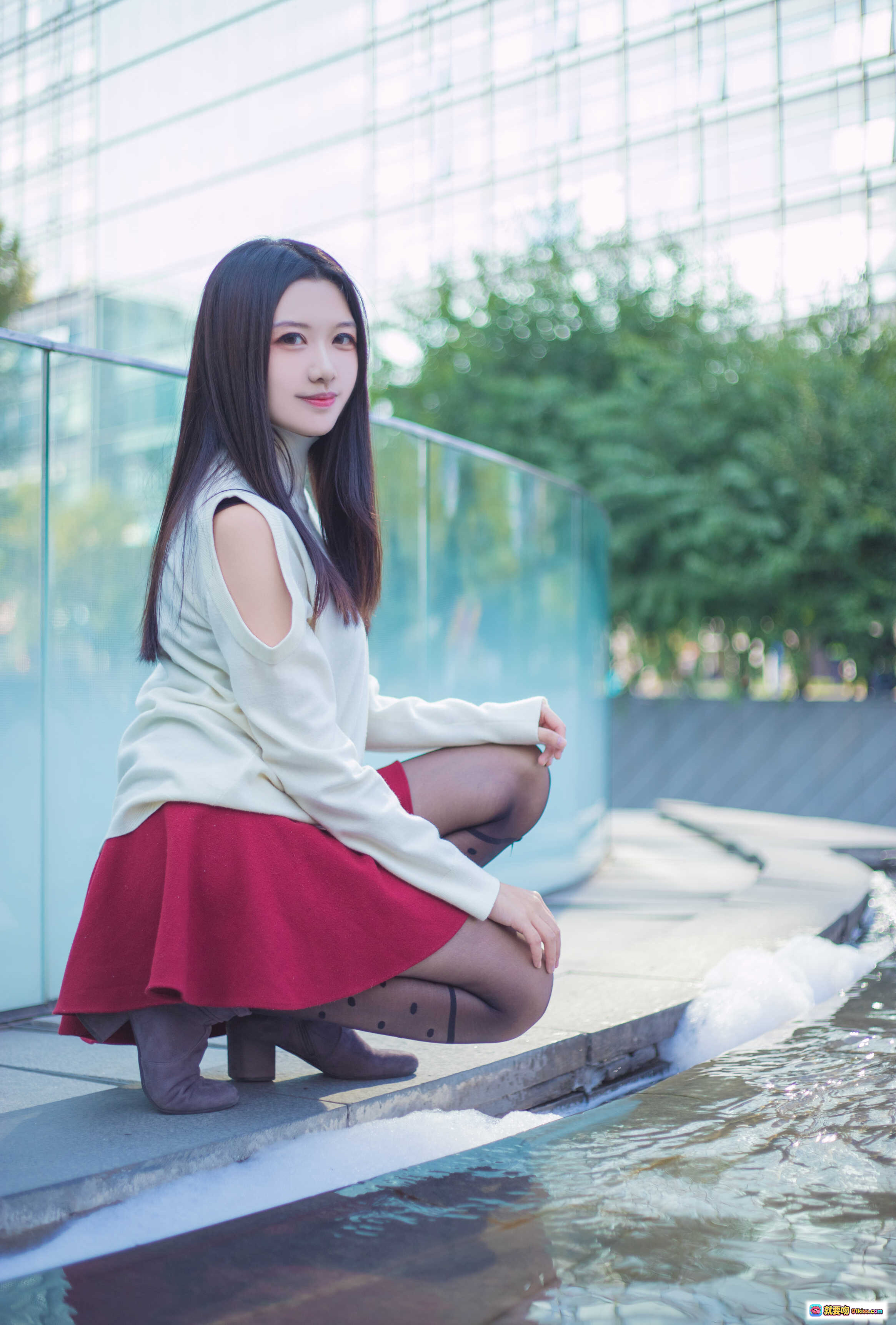 图片[4] - 源纱希喵喵喵 NO.001 清风银河SOHO日常街拍 白色高领毛衣红色百褶裙黑丝美腿时尚写真12P - 就要吻