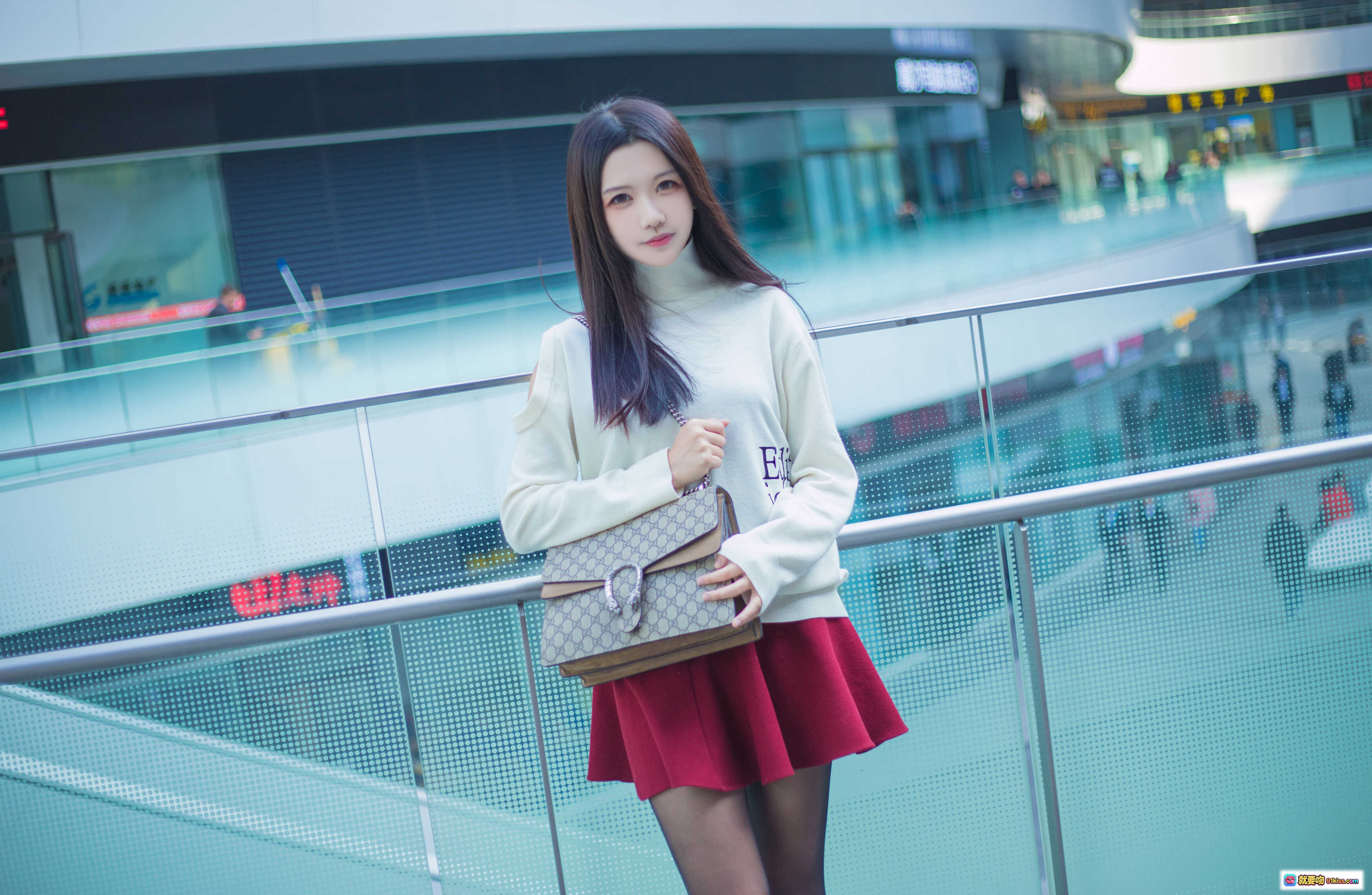 图片[10] - 源纱希喵喵喵 NO.001 清风银河SOHO日常街拍 白色高领毛衣红色百褶裙黑丝美腿时尚写真12P - 就要吻