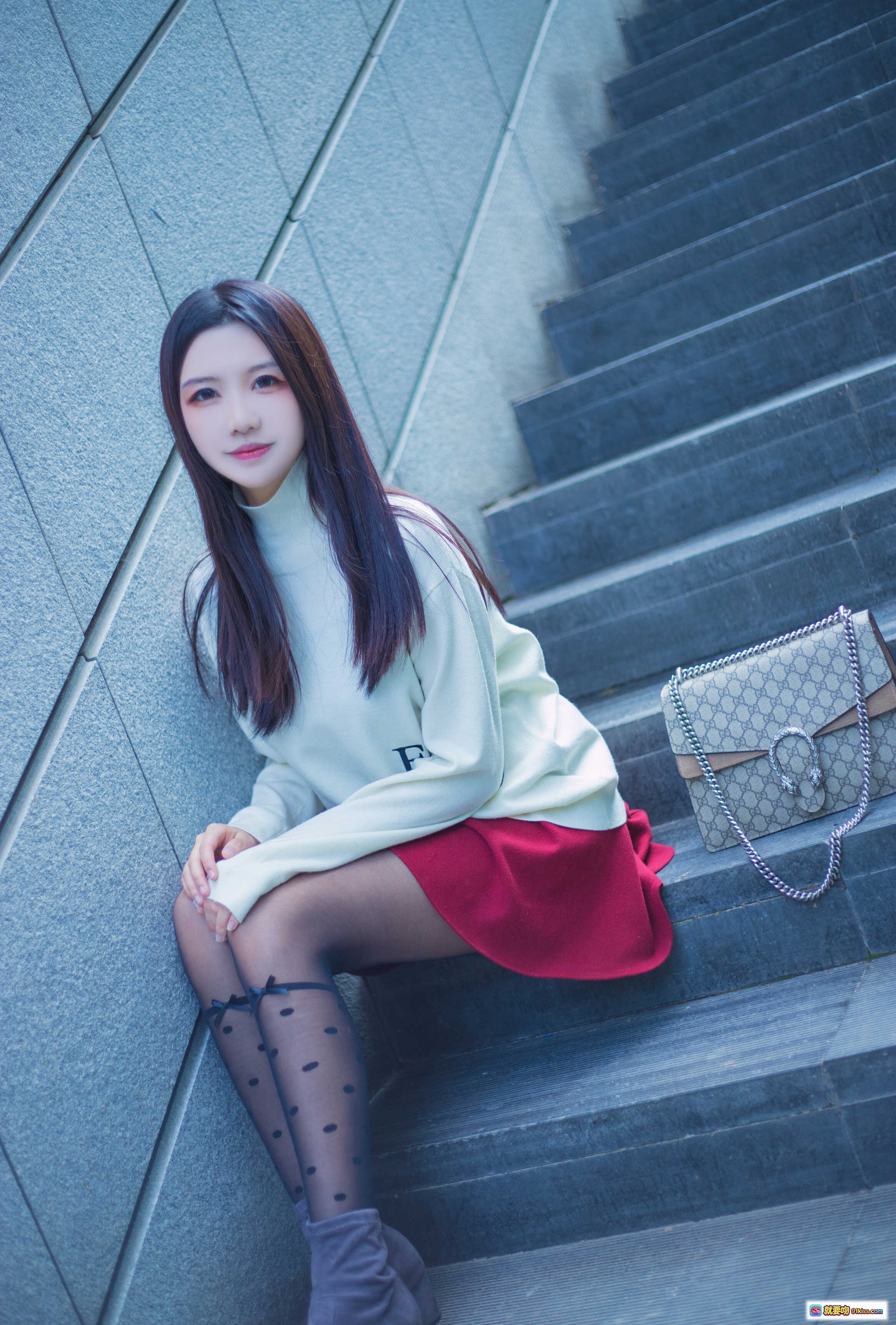 图片[8] - 源纱希喵喵喵 NO.001 清风银河SOHO日常街拍 白色高领毛衣红色百褶裙黑丝美腿时尚写真12P - 就要吻