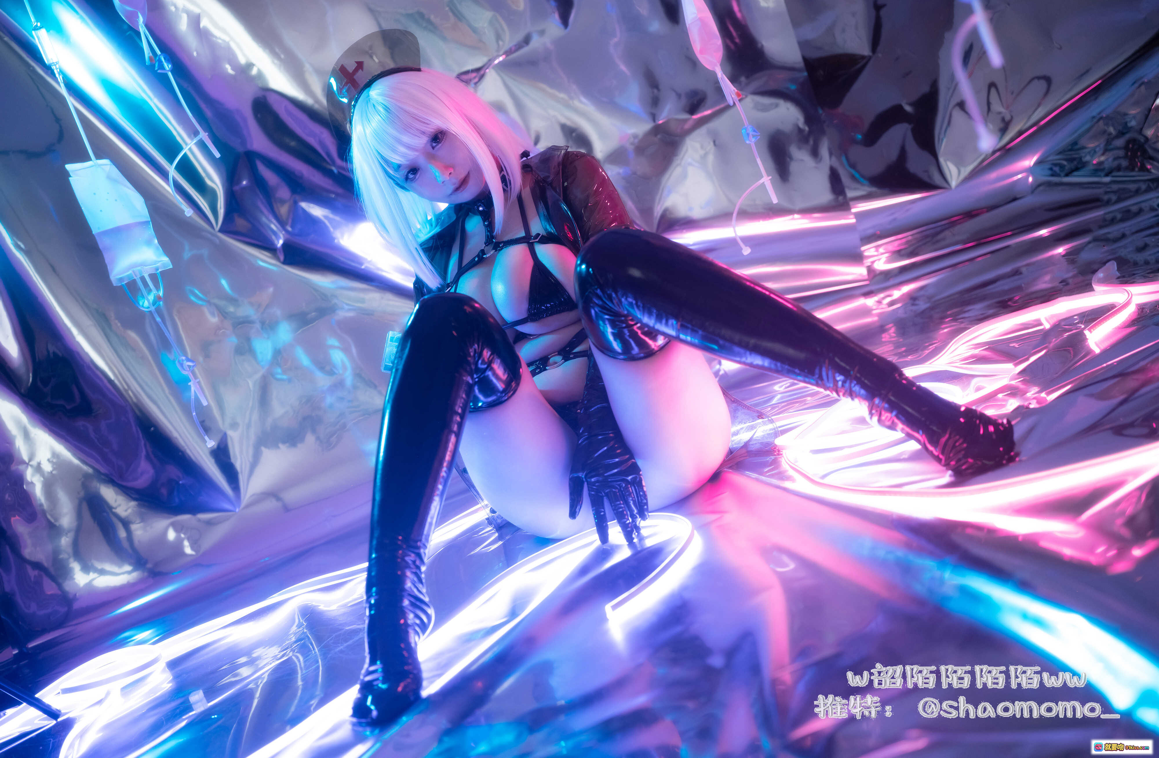 图片[3] - 韶陌陌NO.015透明护士写真｜蓝光氛围感｜黑色绑带内衣｜长手套造型｜36P高清图集 - 就要吻