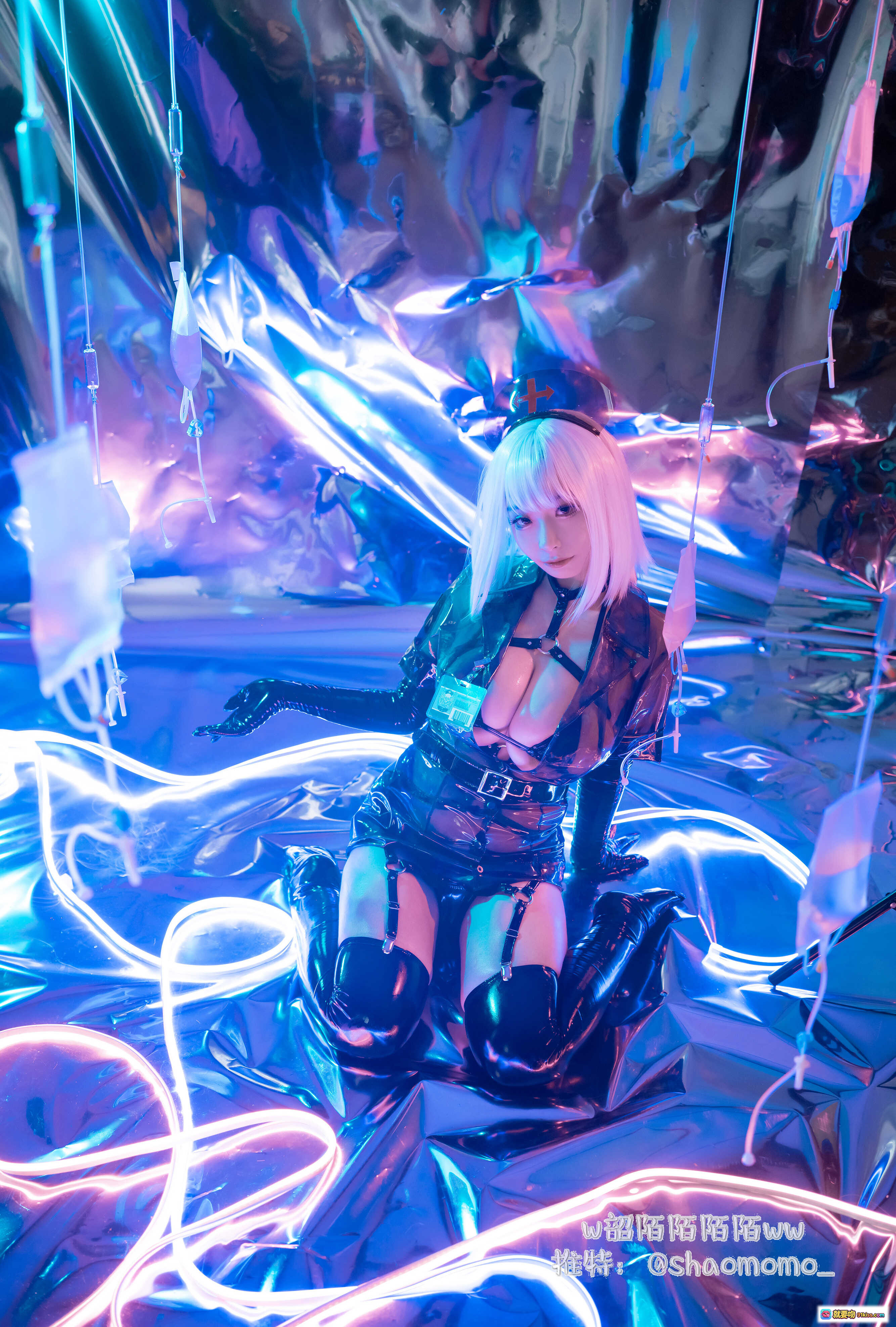 图片[9] - 韶陌陌NO.015透明护士写真｜蓝光氛围感｜黑色绑带内衣｜长手套造型｜36P高清图集 - 就要吻