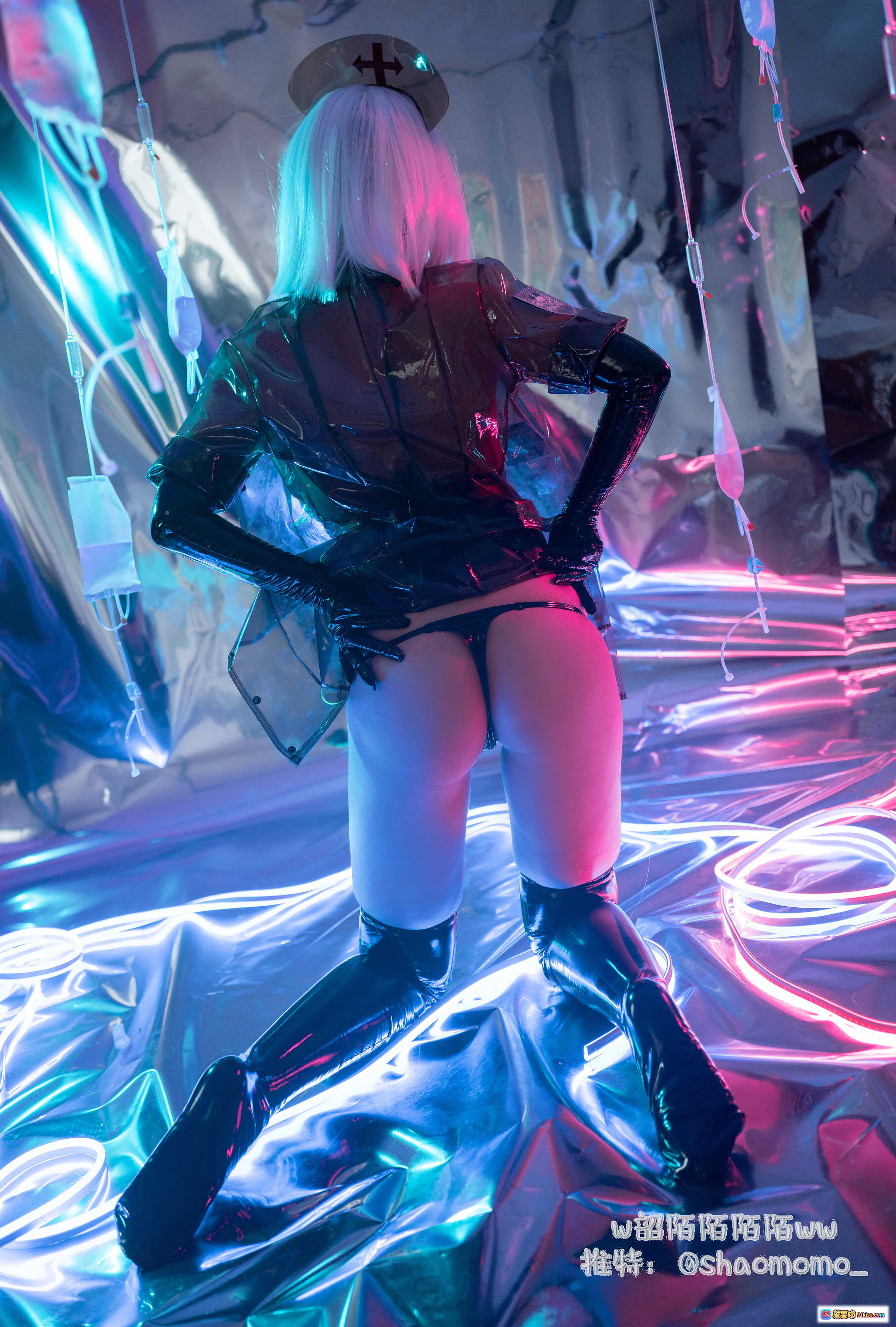 图片[4] - 韶陌陌NO.015透明护士写真｜蓝光氛围感｜黑色绑带内衣｜长手套造型｜36P高清图集 - 就要吻