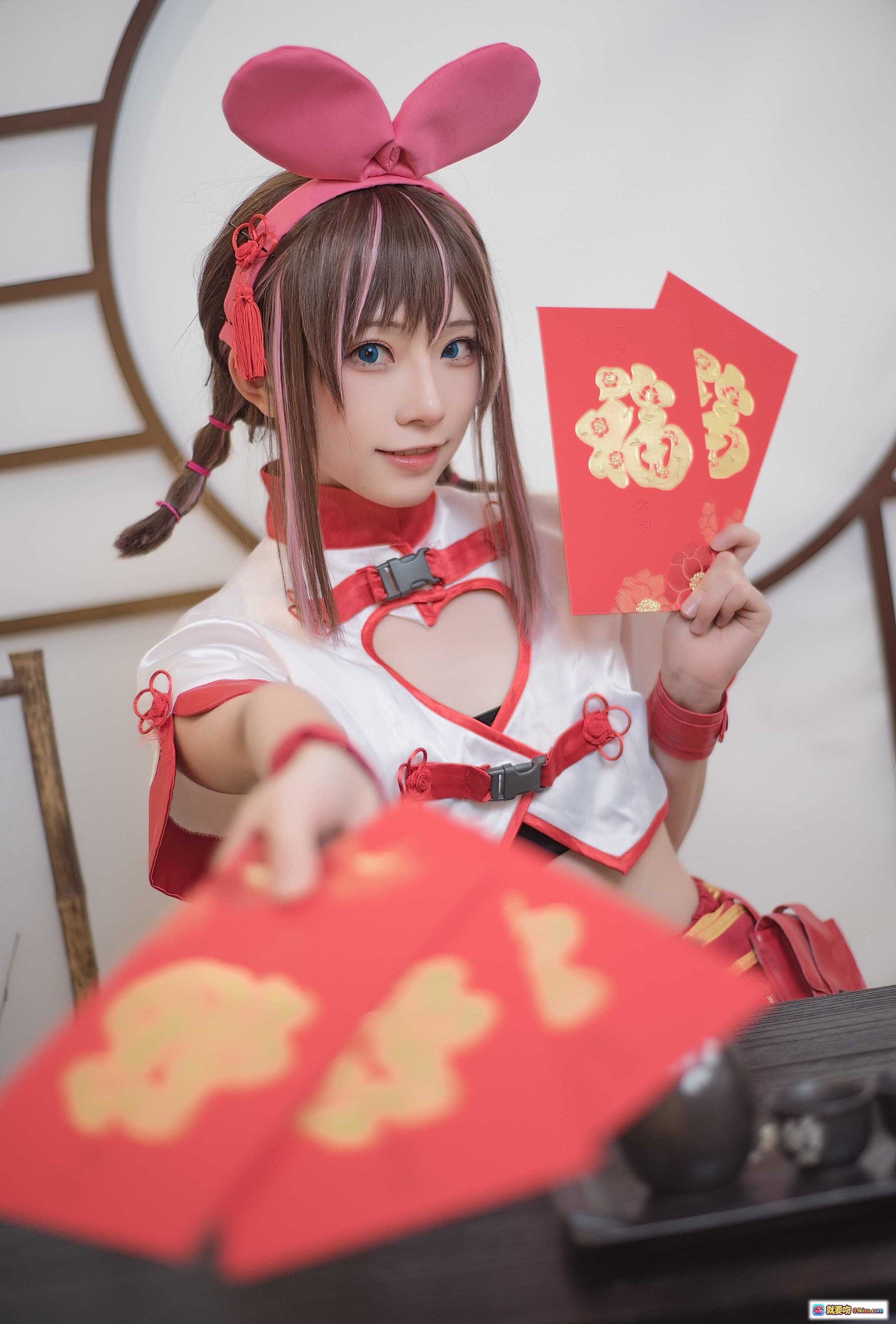图片[2] - Kitaro绮太郎NO.051绊爱Kizuna AI Cosplay写真 红白兔耳造型 手持红包 日式和风背景 精致妆容 甜美可爱风格 - 就要吻