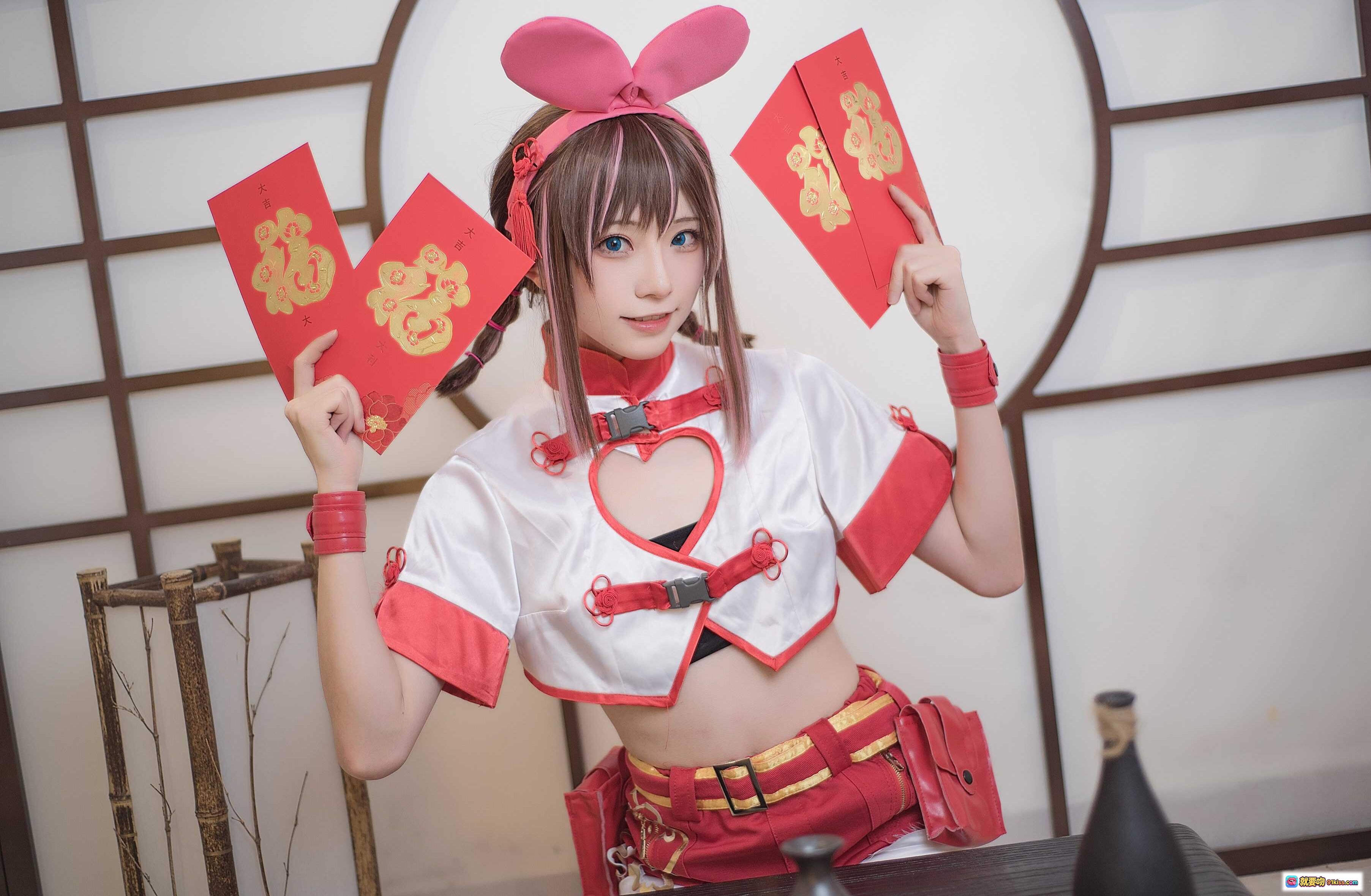Kitaro绮太郎NO.051绊爱Kizuna AI Cosplay写真 红白兔耳造型 手持红包 日式和风背景 精致妆容 甜美可爱风格 - 就要吻