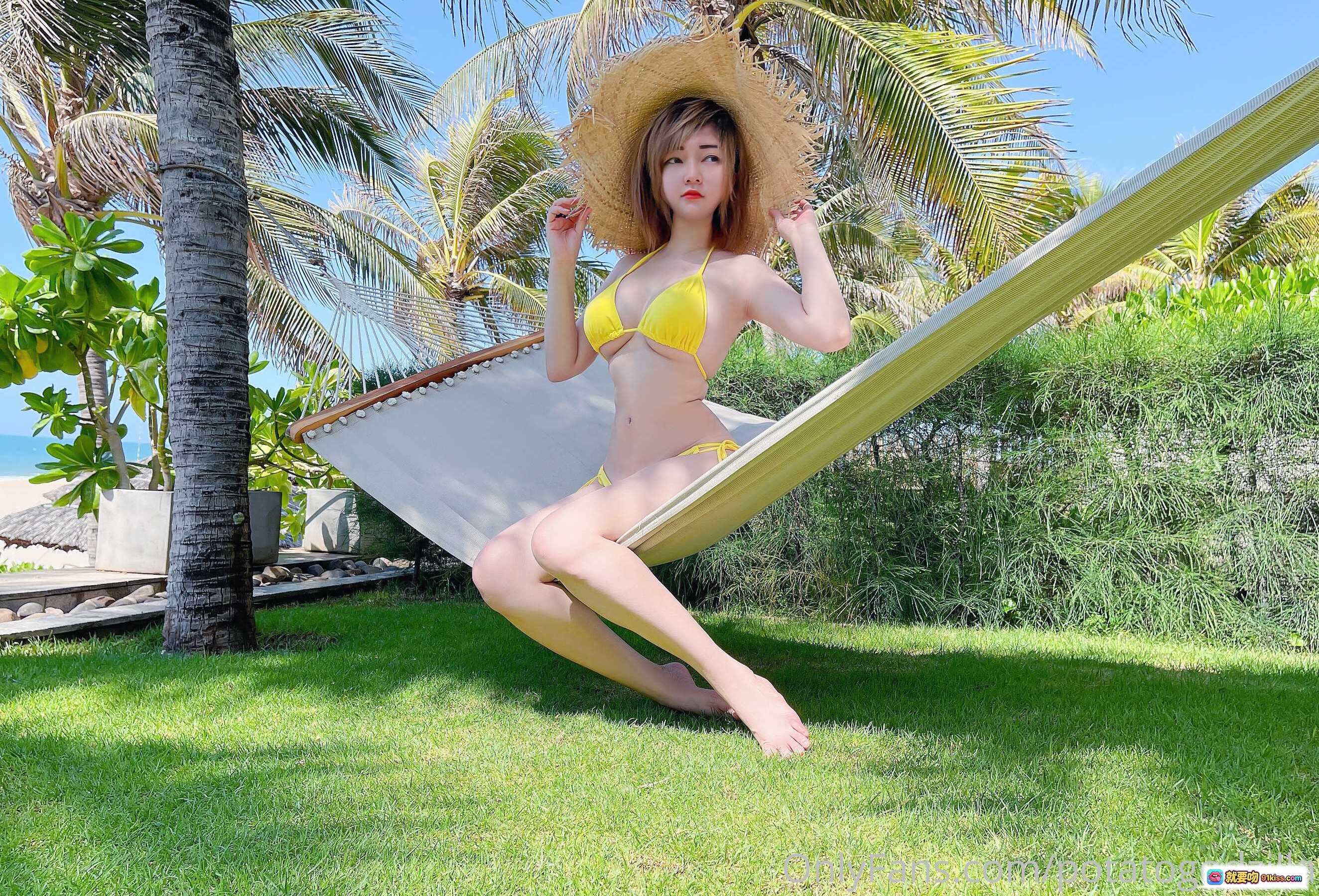 图片[1] - 黄色比基尼美女椰林吊床写真 | 热带海滩度假风 | 清新自然阳光美拍 | 25P高清图集 - 就要吻