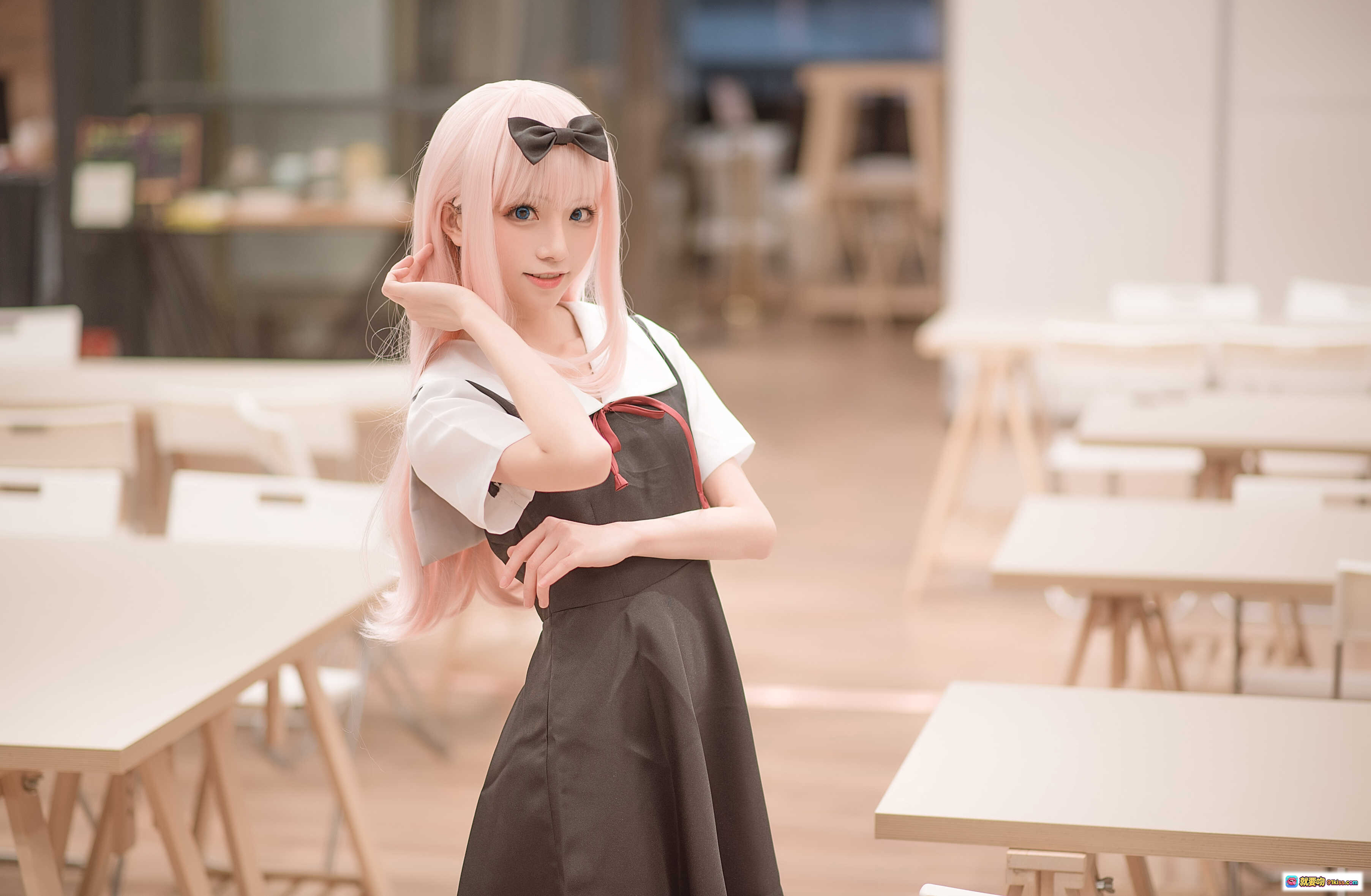 图片[6] - Kitaro绮太郎NO.090藤原千花cosplay写真｜粉发少女学院风连衣裙+白色长袜+双V手势萌系造型 - 就要吻