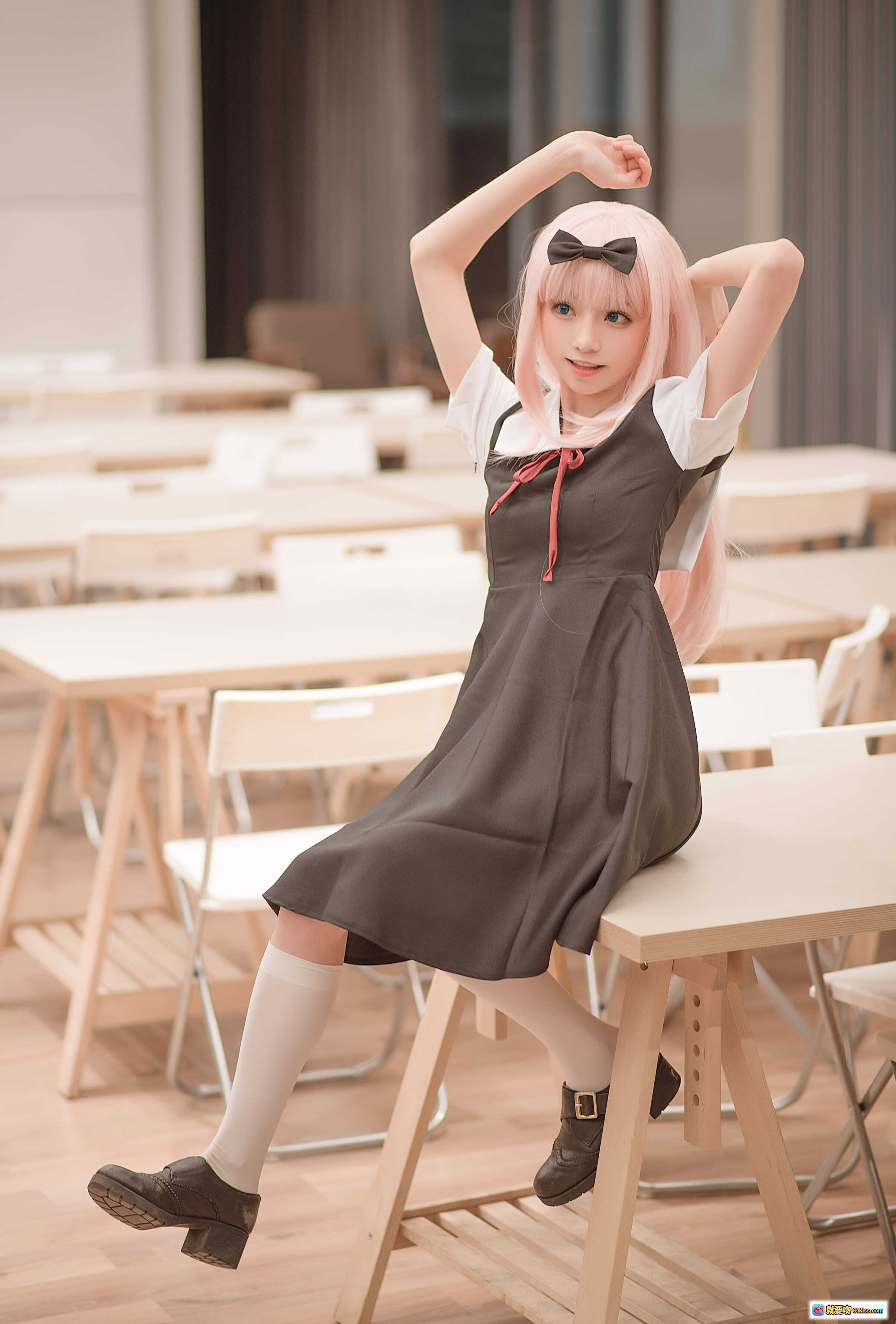 图片[2] - Kitaro绮太郎NO.090藤原千花cosplay写真｜粉发少女学院风连衣裙+白色长袜+双V手势萌系造型 - 就要吻