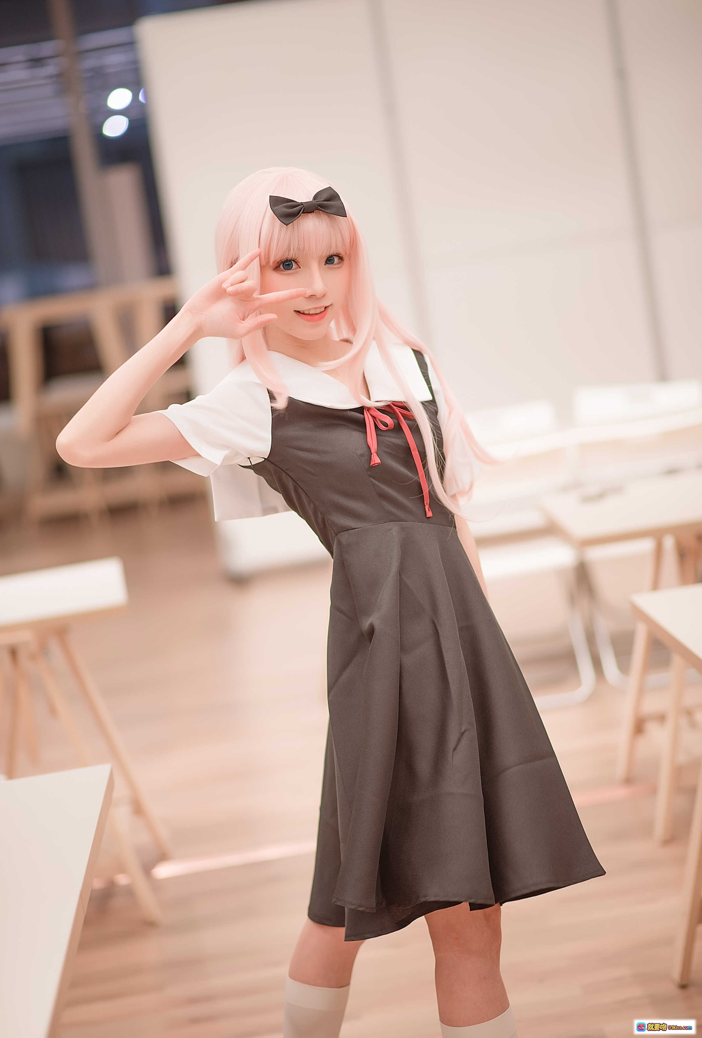 图片[10] - Kitaro绮太郎NO.090藤原千花cosplay写真｜粉发少女学院风连衣裙+白色长袜+双V手势萌系造型 - 就要吻