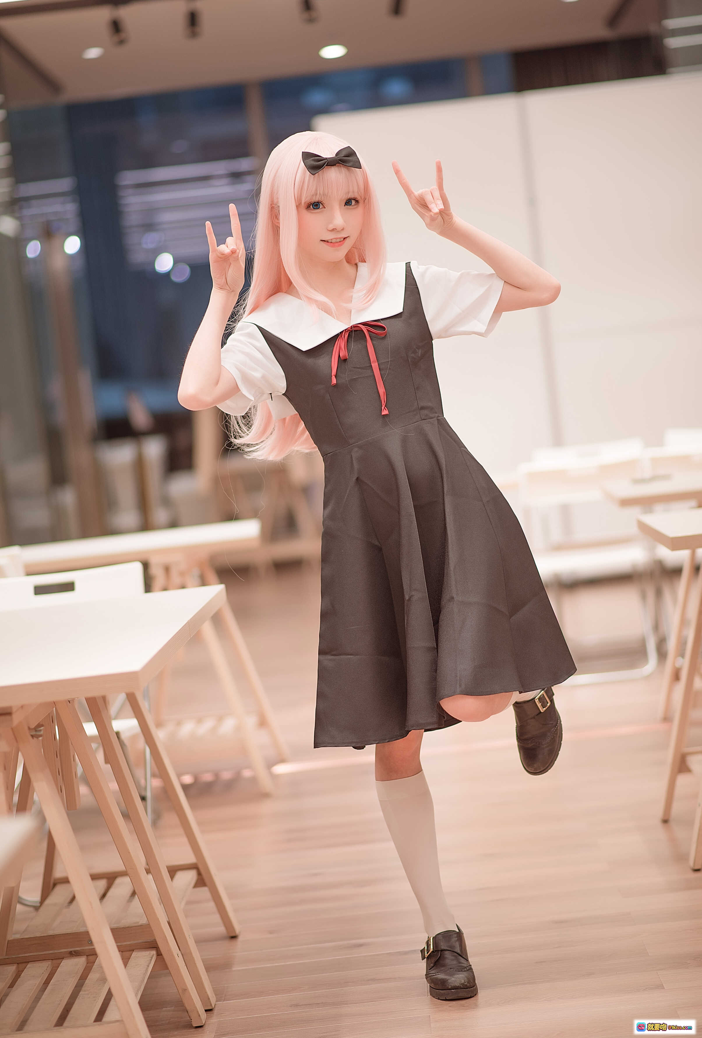 图片[1] - Kitaro绮太郎NO.090藤原千花cosplay写真｜粉发少女学院风连衣裙+白色长袜+双V手势萌系造型 - 就要吻
