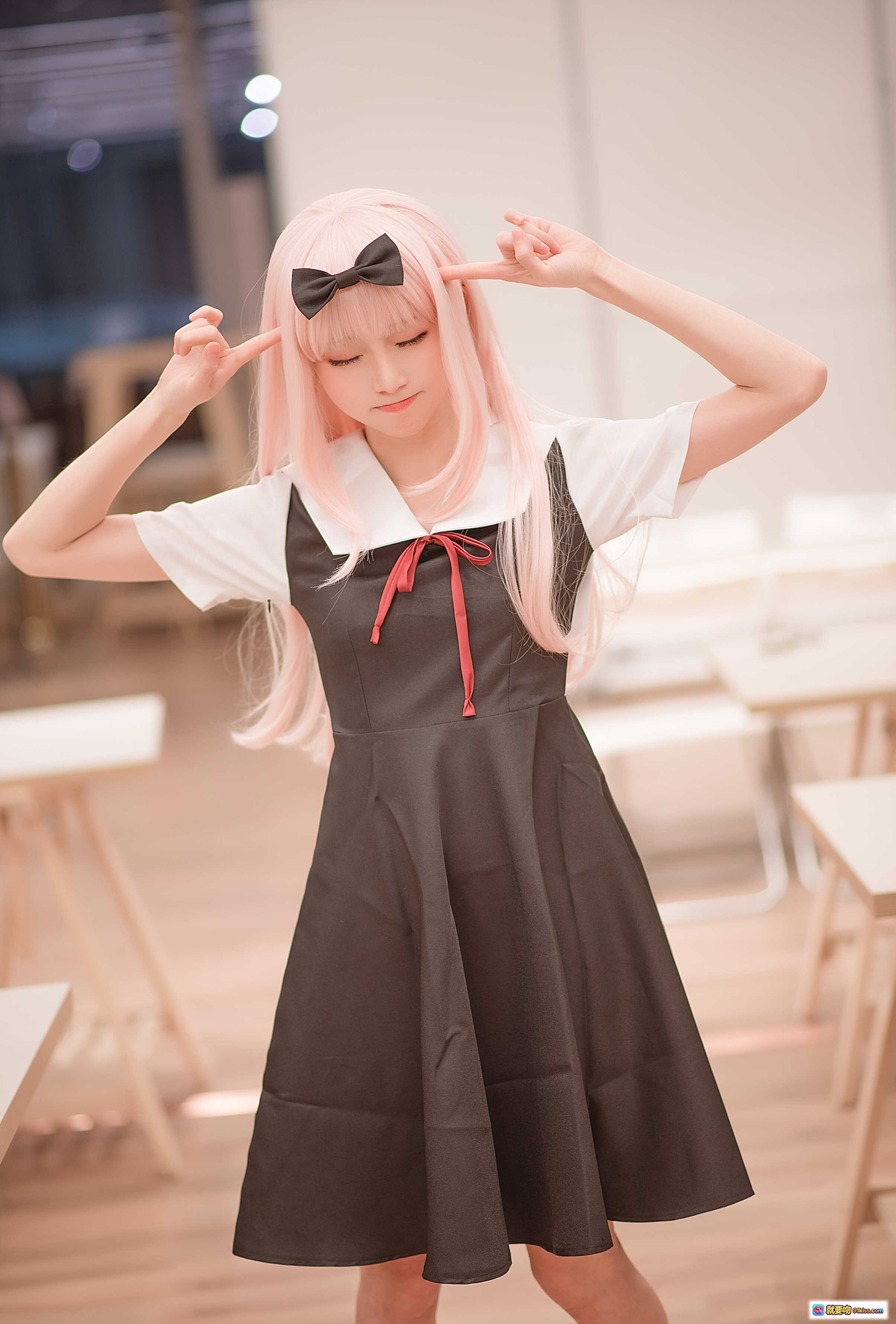 图片[3] - Kitaro绮太郎NO.090藤原千花cosplay写真｜粉发少女学院风连衣裙+白色长袜+双V手势萌系造型 - 就要吻