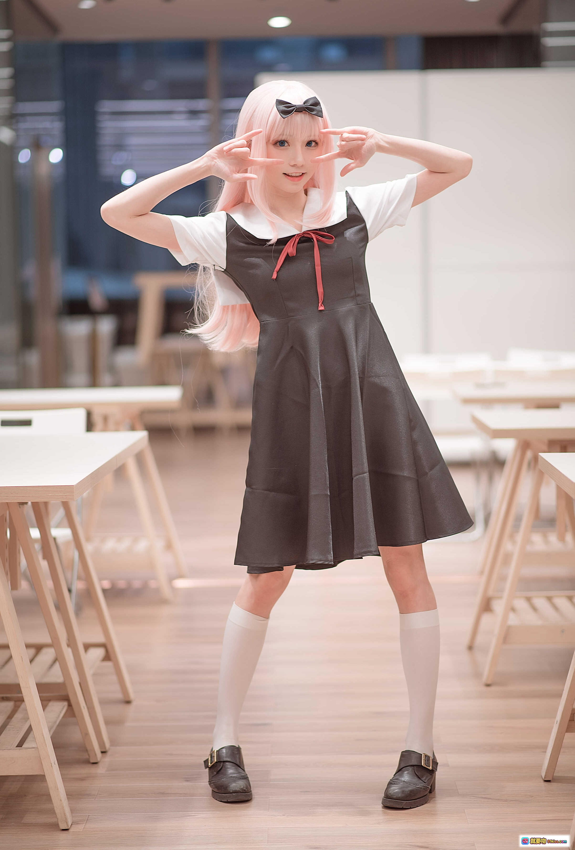 图片[9] - Kitaro绮太郎NO.090藤原千花cosplay写真｜粉发少女学院风连衣裙+白色长袜+双V手势萌系造型 - 就要吻