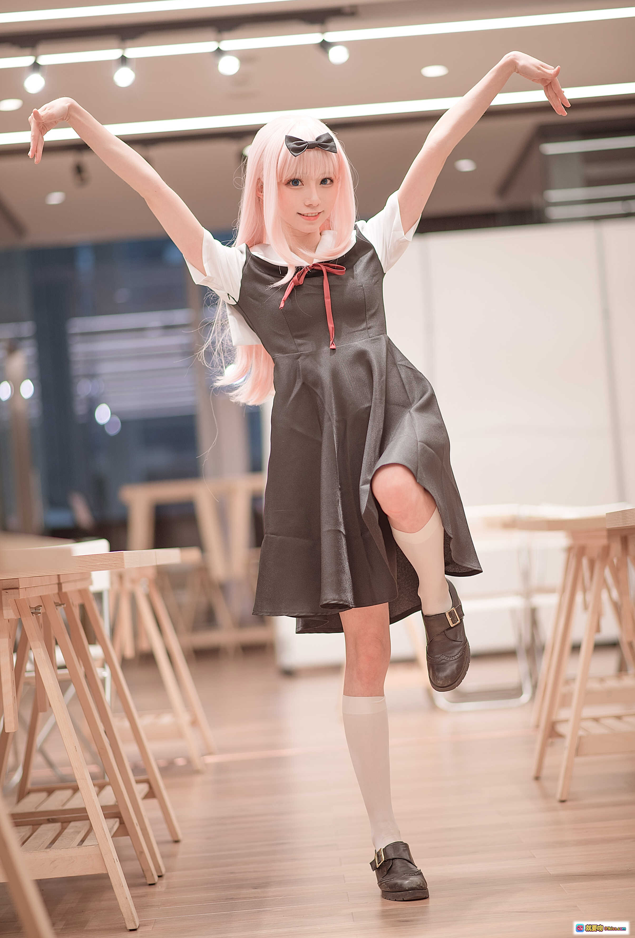 图片[7] - Kitaro绮太郎NO.090藤原千花cosplay写真｜粉发少女学院风连衣裙+白色长袜+双V手势萌系造型 - 就要吻