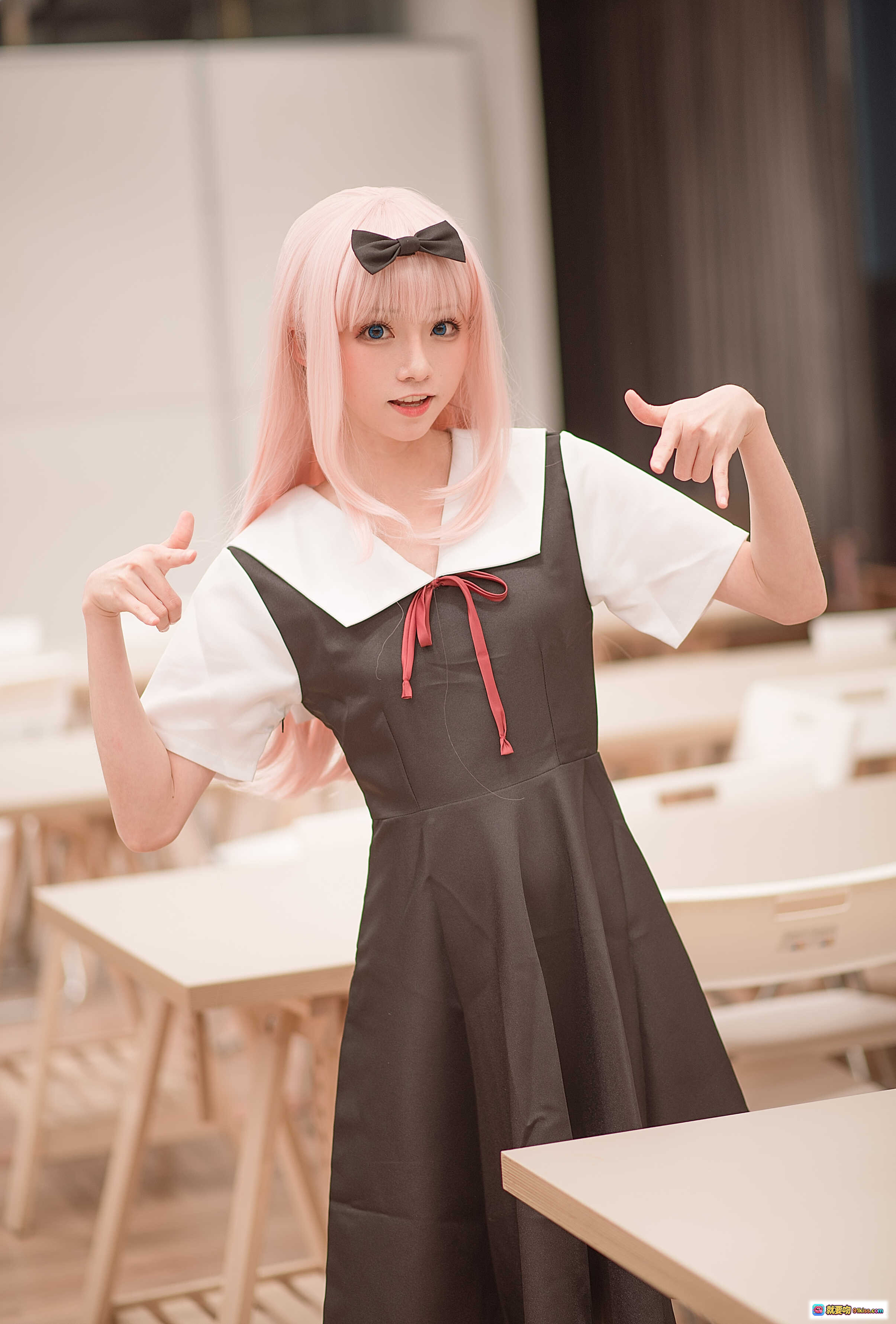图片[5] - Kitaro绮太郎NO.090藤原千花cosplay写真｜粉发少女学院风连衣裙+白色长袜+双V手势萌系造型 - 就要吻