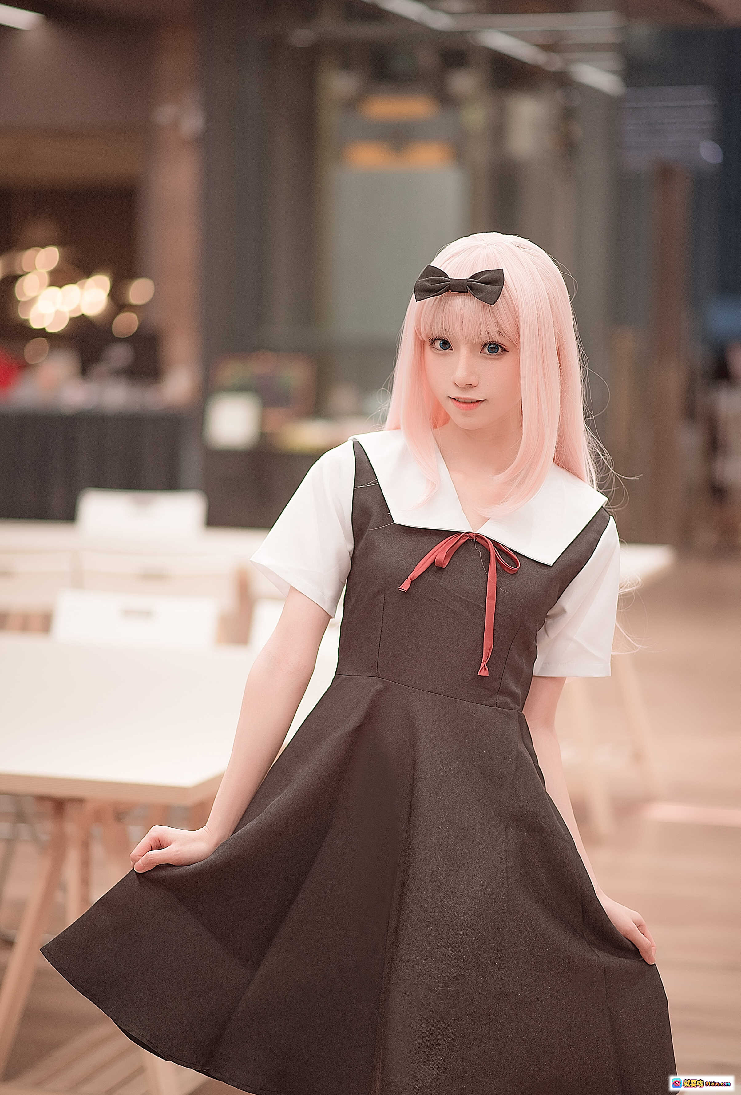 图片[4] - Kitaro绮太郎NO.090藤原千花cosplay写真｜粉发少女学院风连衣裙+白色长袜+双V手势萌系造型 - 就要吻