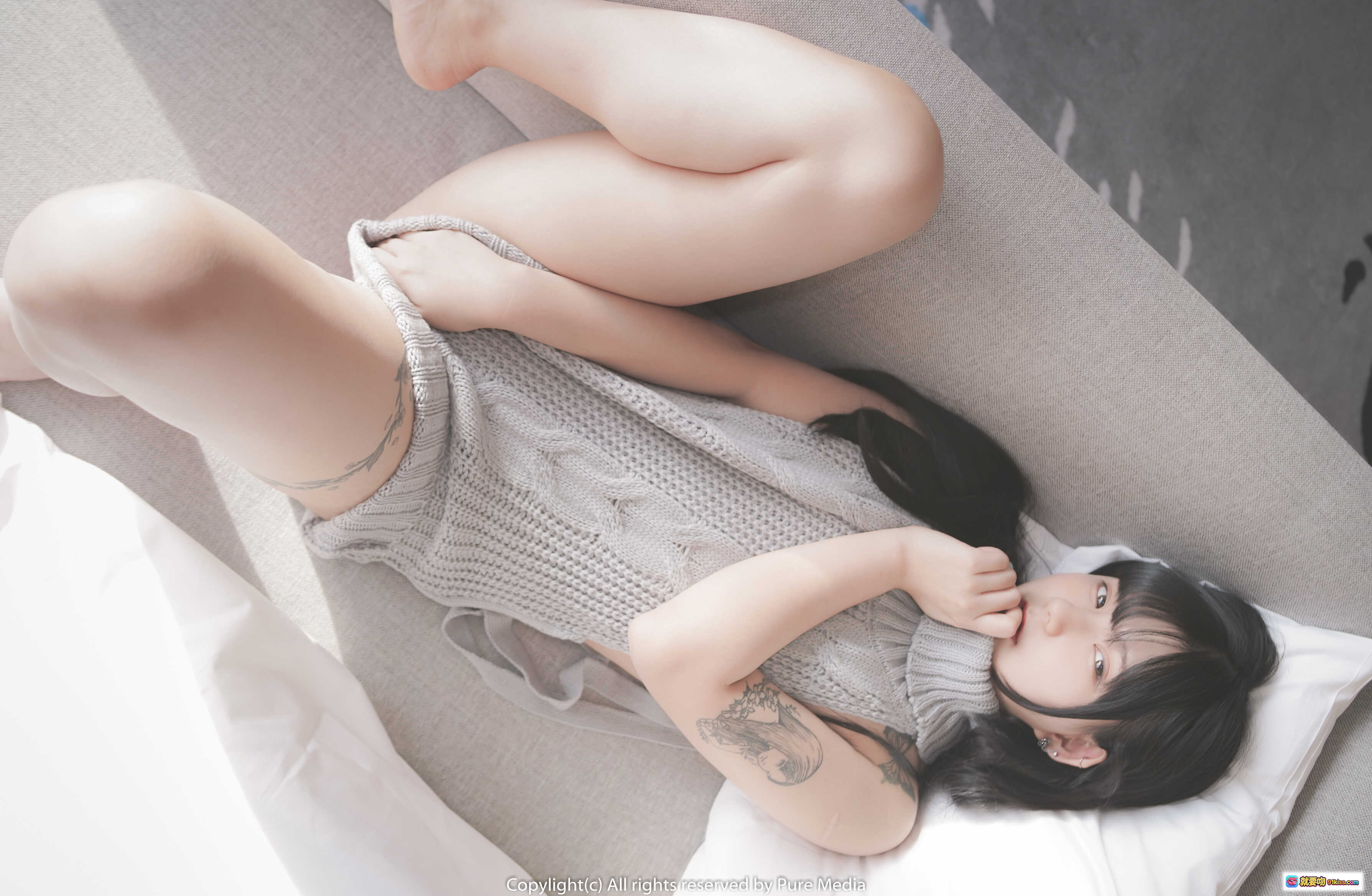 韩国妹子Hizzy7纯欲风写真[PURE MEDIA]VOL.56 灰色针织裙慵懒躺卧 黑发美腿纹身细节特写 - 就要吻