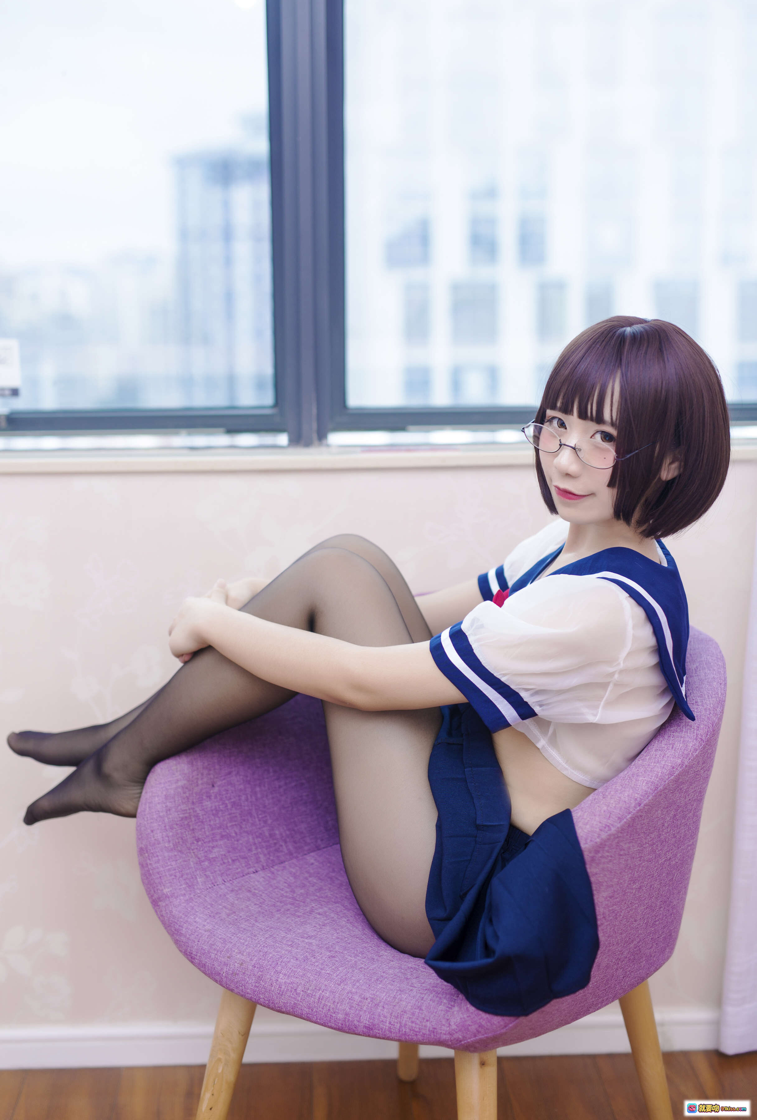 九曲Jean NO.023 黑丝JK制服美腿写真 紫色椅子窗边少女风 清新眼镜甜妹造型 - 就要吻