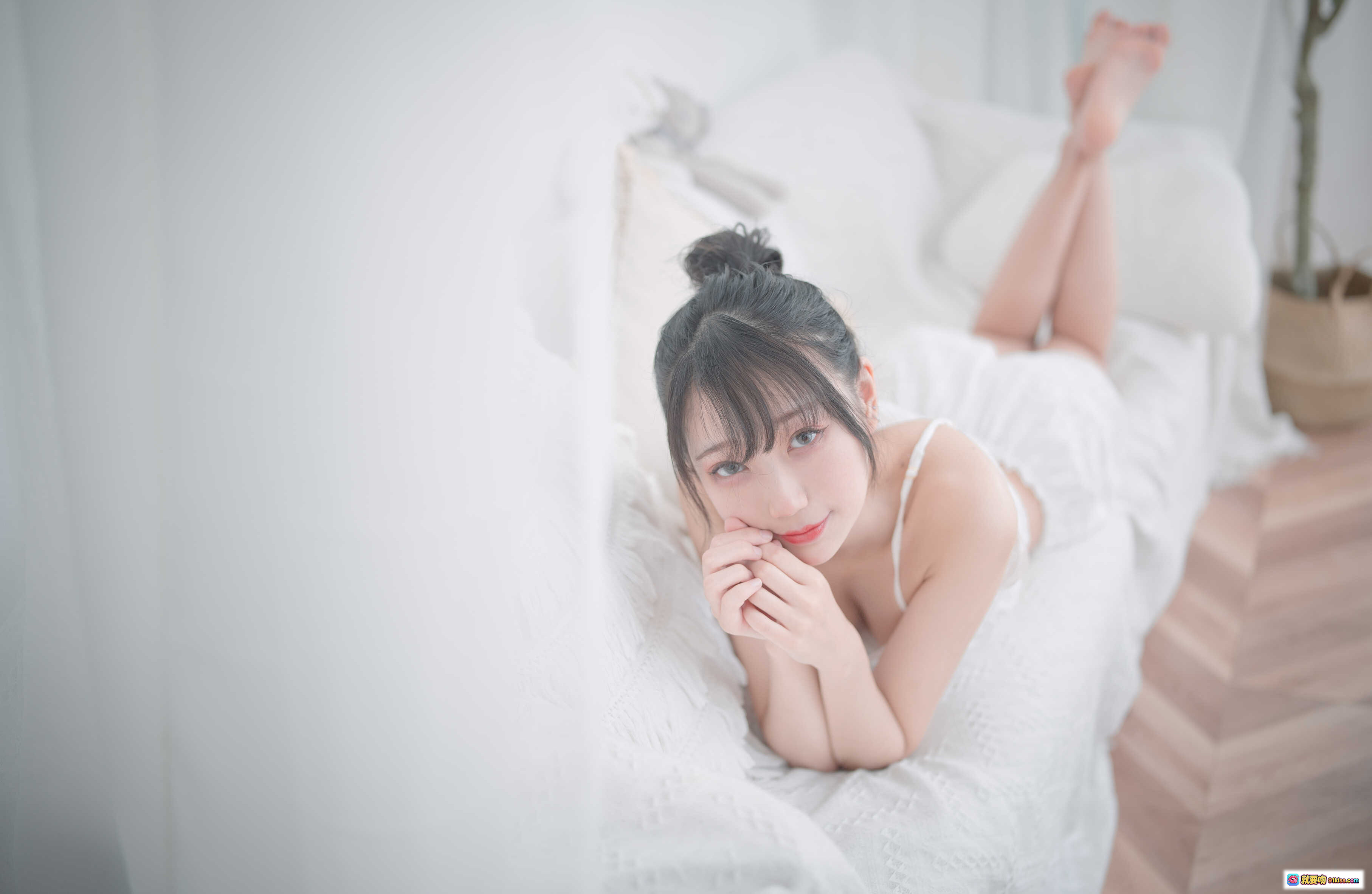 图片[4] - 周叽可爱兔兔NO.015白色睡衣写真 甜美少女风蕾丝吊带短裤居家私房摄影23P高清图集 - 就要吻