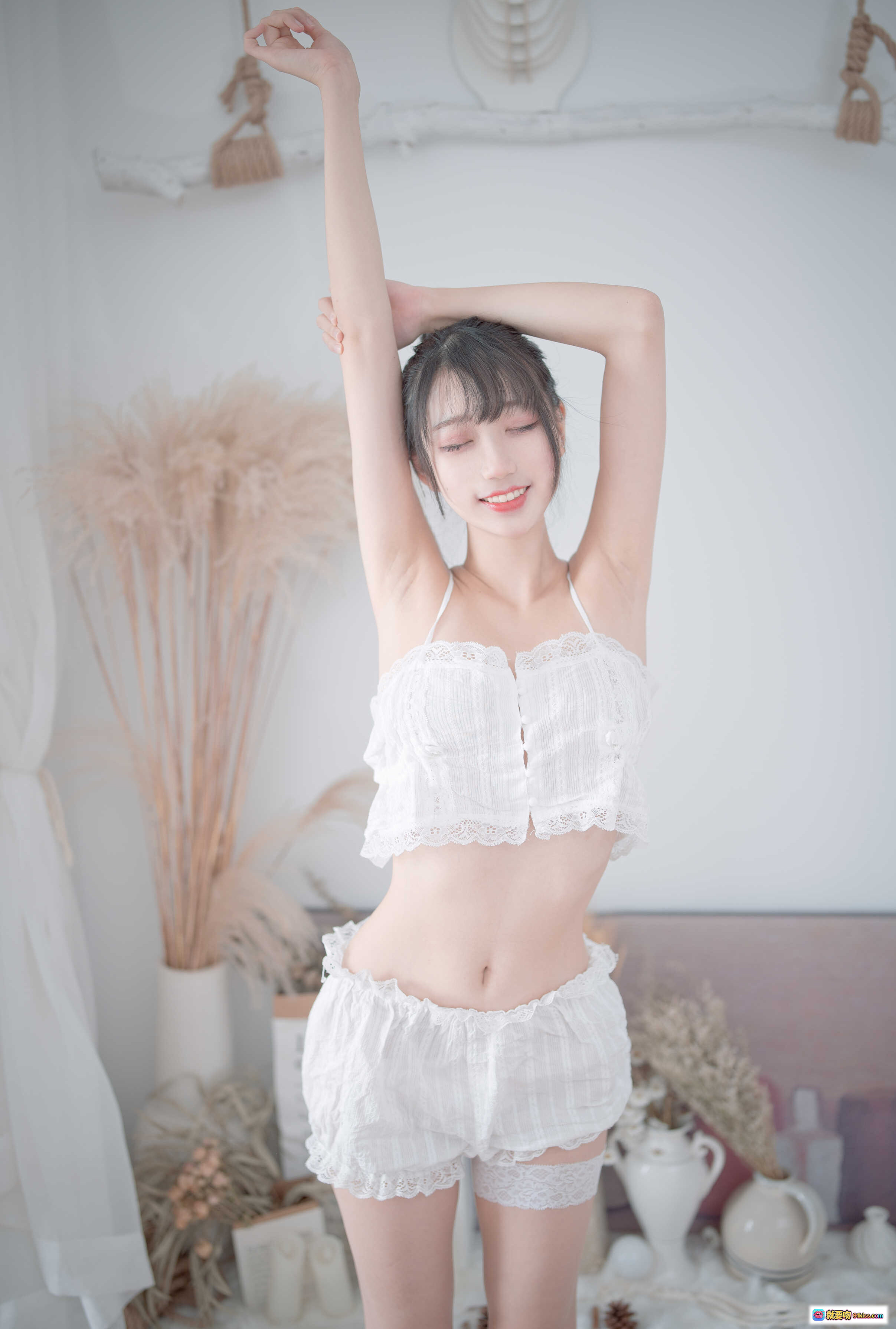 图片[3] - 周叽可爱兔兔NO.015白色睡衣写真 甜美少女风蕾丝吊带短裤居家私房摄影23P高清图集 - 就要吻