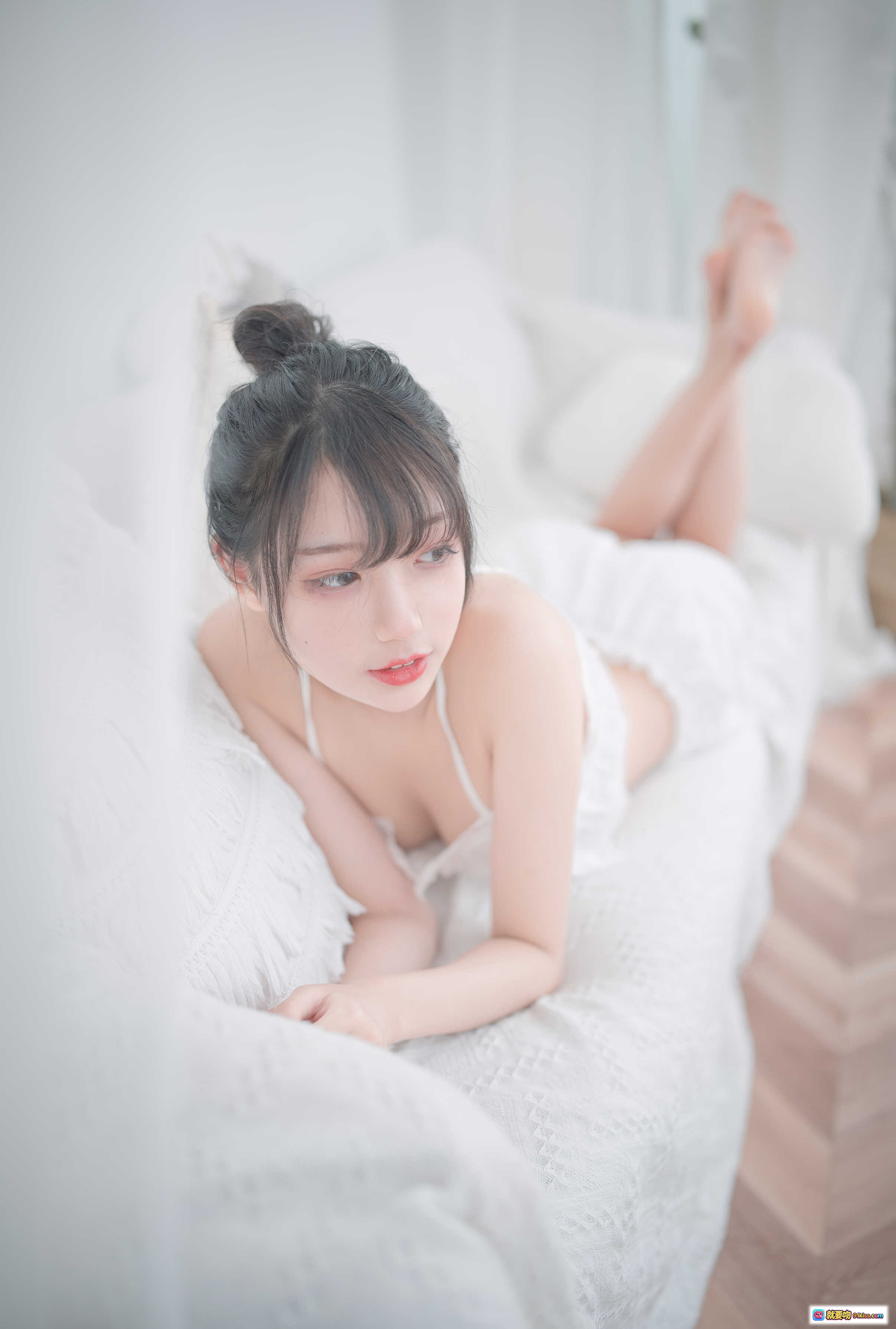 图片[7] - 周叽可爱兔兔NO.015白色睡衣写真 甜美少女风蕾丝吊带短裤居家私房摄影23P高清图集 - 就要吻