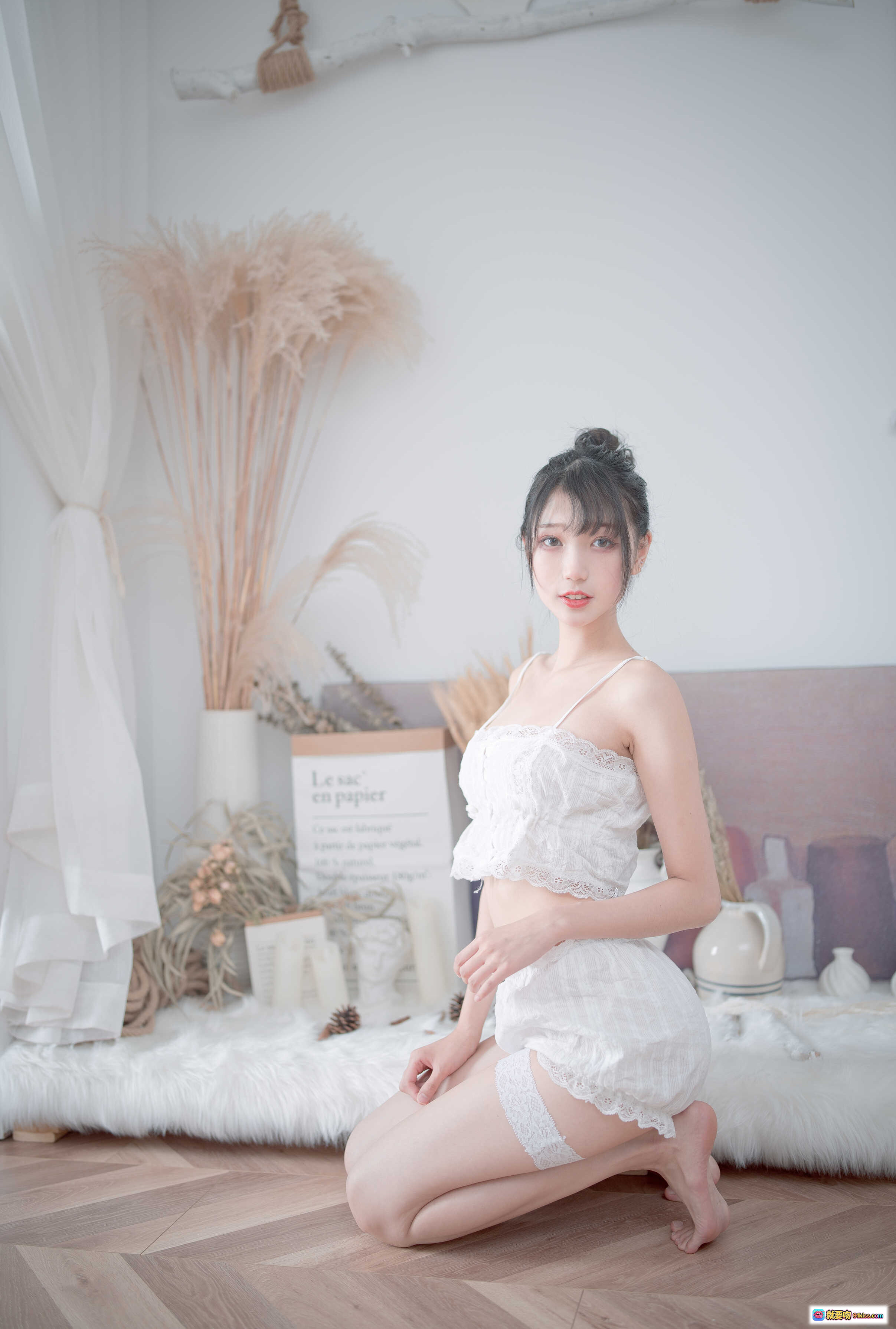 图片[6] - 周叽可爱兔兔NO.015白色睡衣写真 甜美少女风蕾丝吊带短裤居家私房摄影23P高清图集 - 就要吻