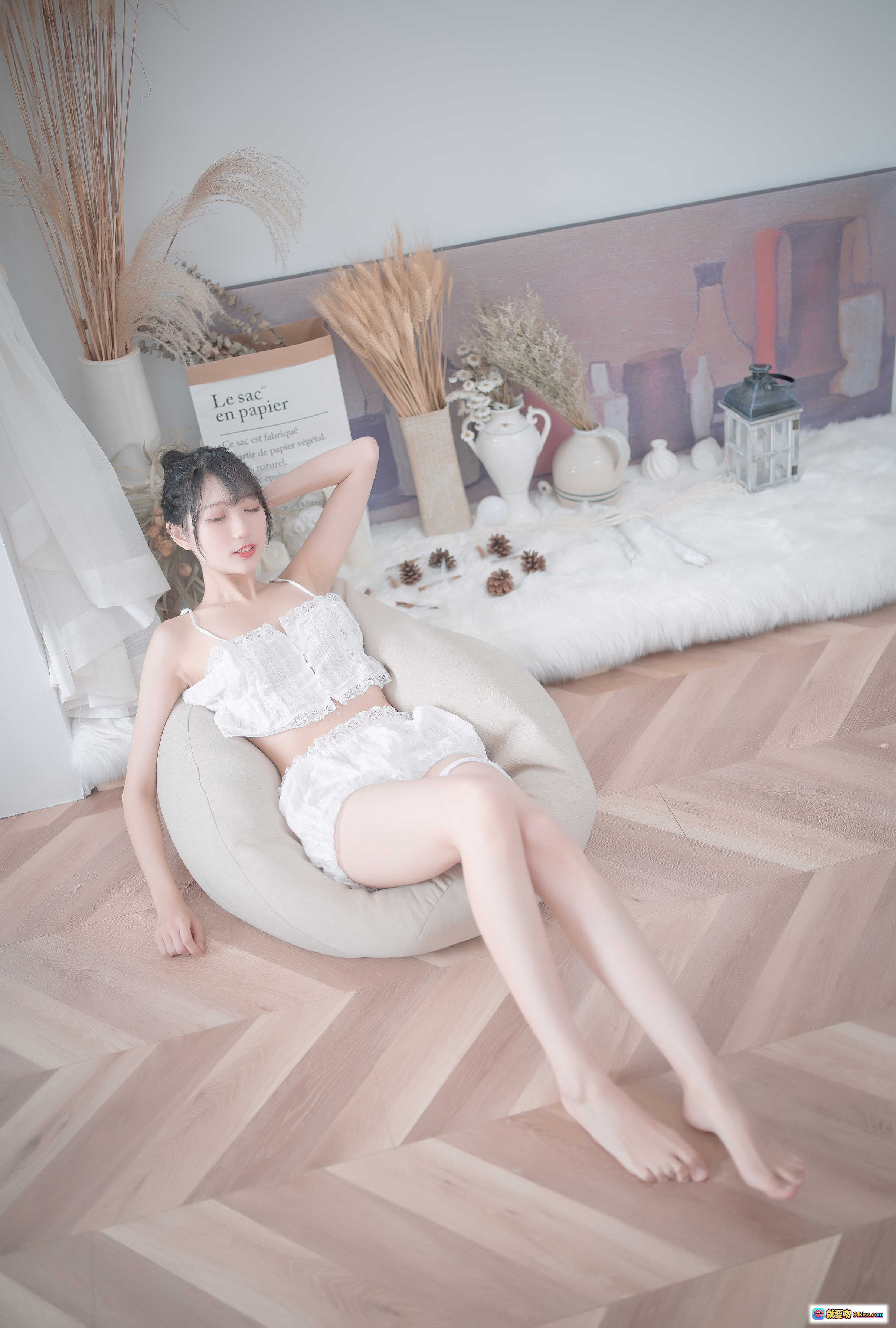 图片[9] - 周叽可爱兔兔NO.015白色睡衣写真 甜美少女风蕾丝吊带短裤居家私房摄影23P高清图集 - 就要吻