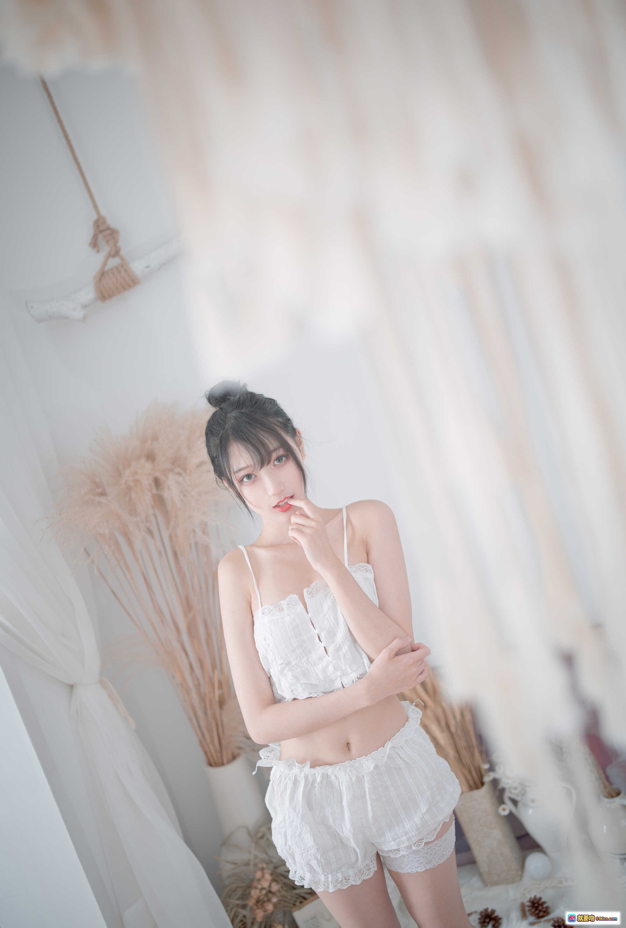 周叽可爱兔兔NO.015白色睡衣写真 甜美少女风蕾丝吊带短裤居家私房摄影23P高清图集 - 就要吻