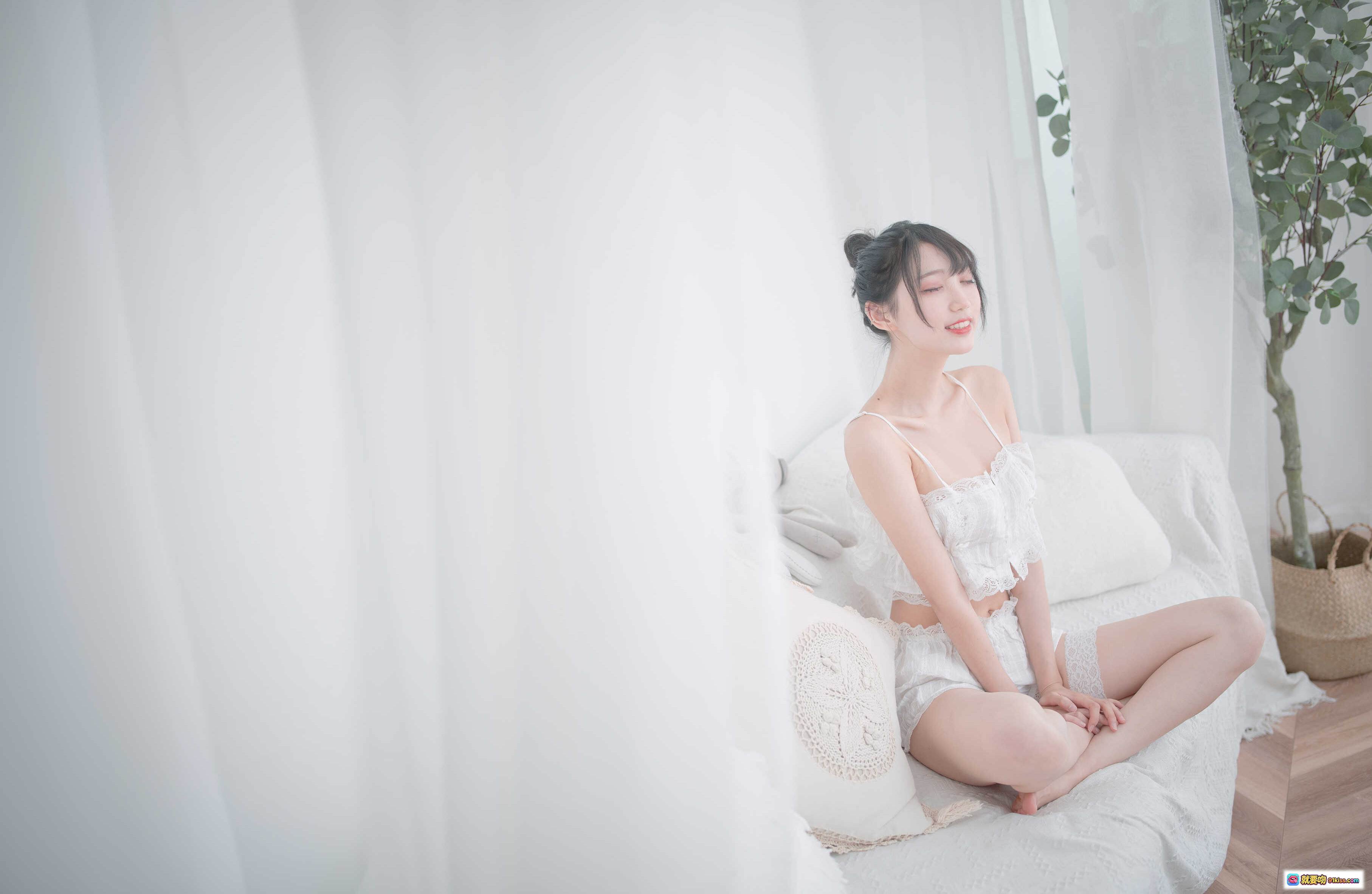 图片[8] - 周叽可爱兔兔NO.015白色睡衣写真 甜美少女风蕾丝吊带短裤居家私房摄影23P高清图集 - 就要吻