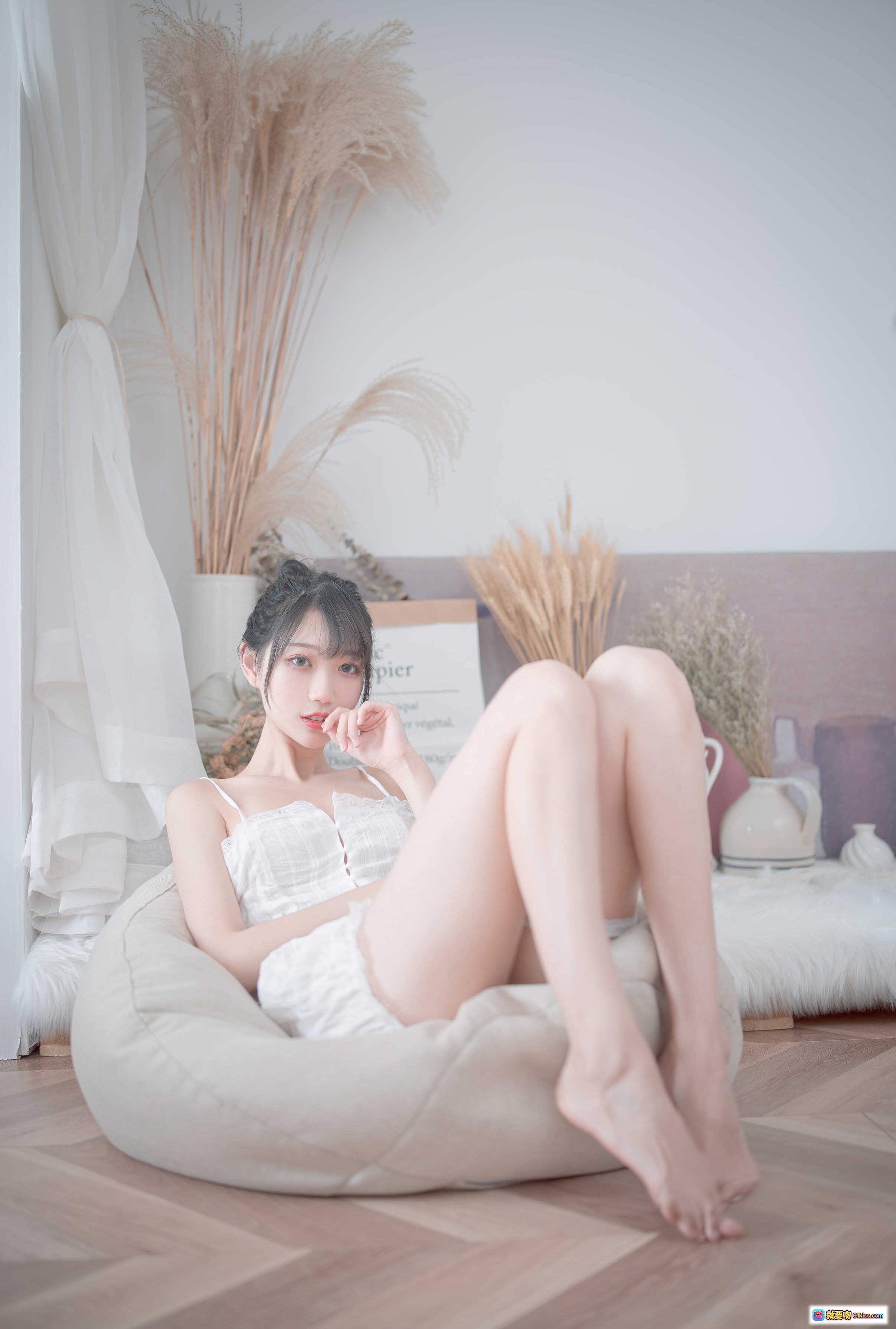 图片[10] - 周叽可爱兔兔NO.015白色睡衣写真 甜美少女风蕾丝吊带短裤居家私房摄影23P高清图集 - 就要吻