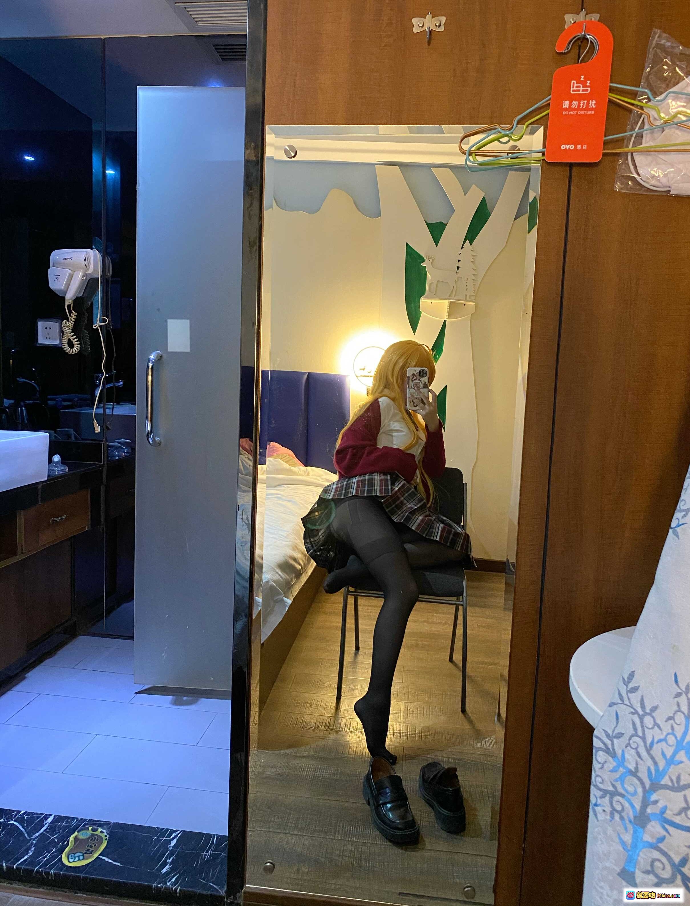 芋圆侑子NO.015金毛不良JK写真 42P5V-533MB 黑丝格裙镜前自拍 室内卧室场景 酒店房间cosplay - 就要吻