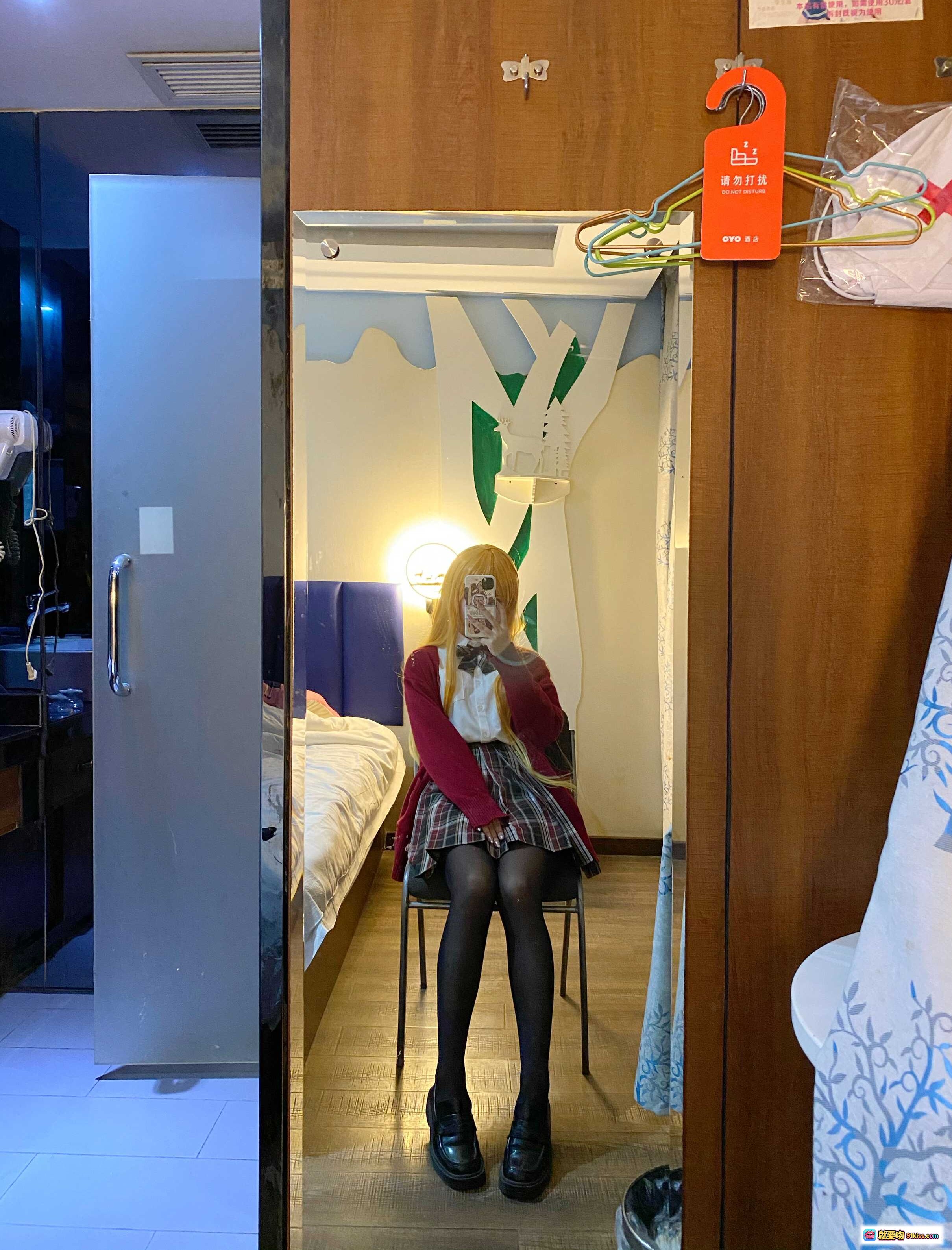 图片[8] - 芋圆侑子NO.015金毛不良JK写真 42P5V-533MB 黑丝格裙镜前自拍 室内卧室场景 酒店房间cosplay - 就要吻