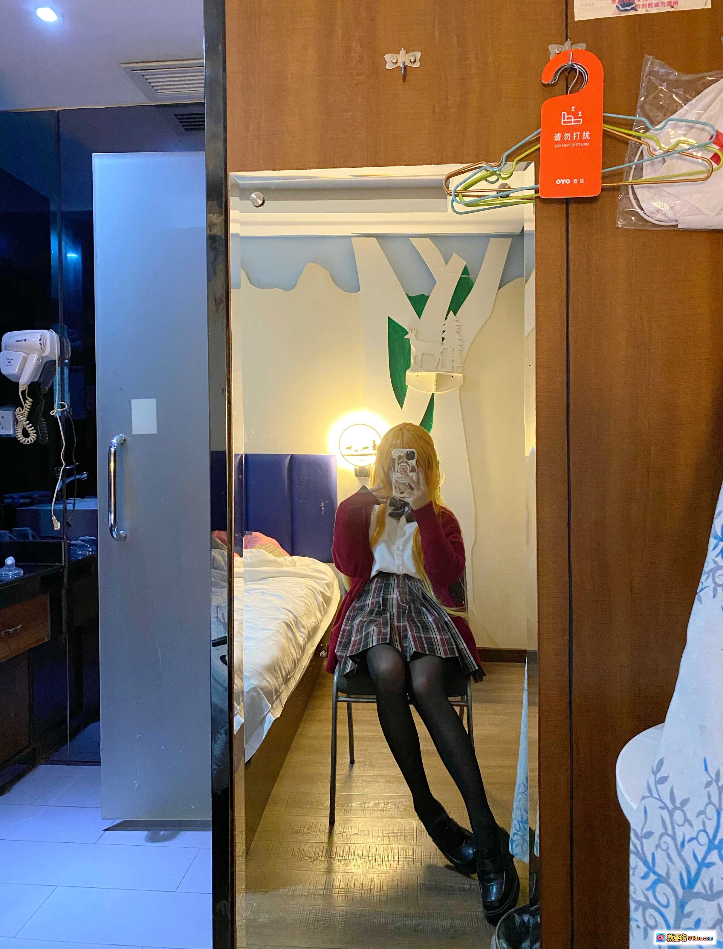 图片[5] - 芋圆侑子NO.015金毛不良JK写真 42P5V-533MB 黑丝格裙镜前自拍 室内卧室场景 酒店房间cosplay - 就要吻