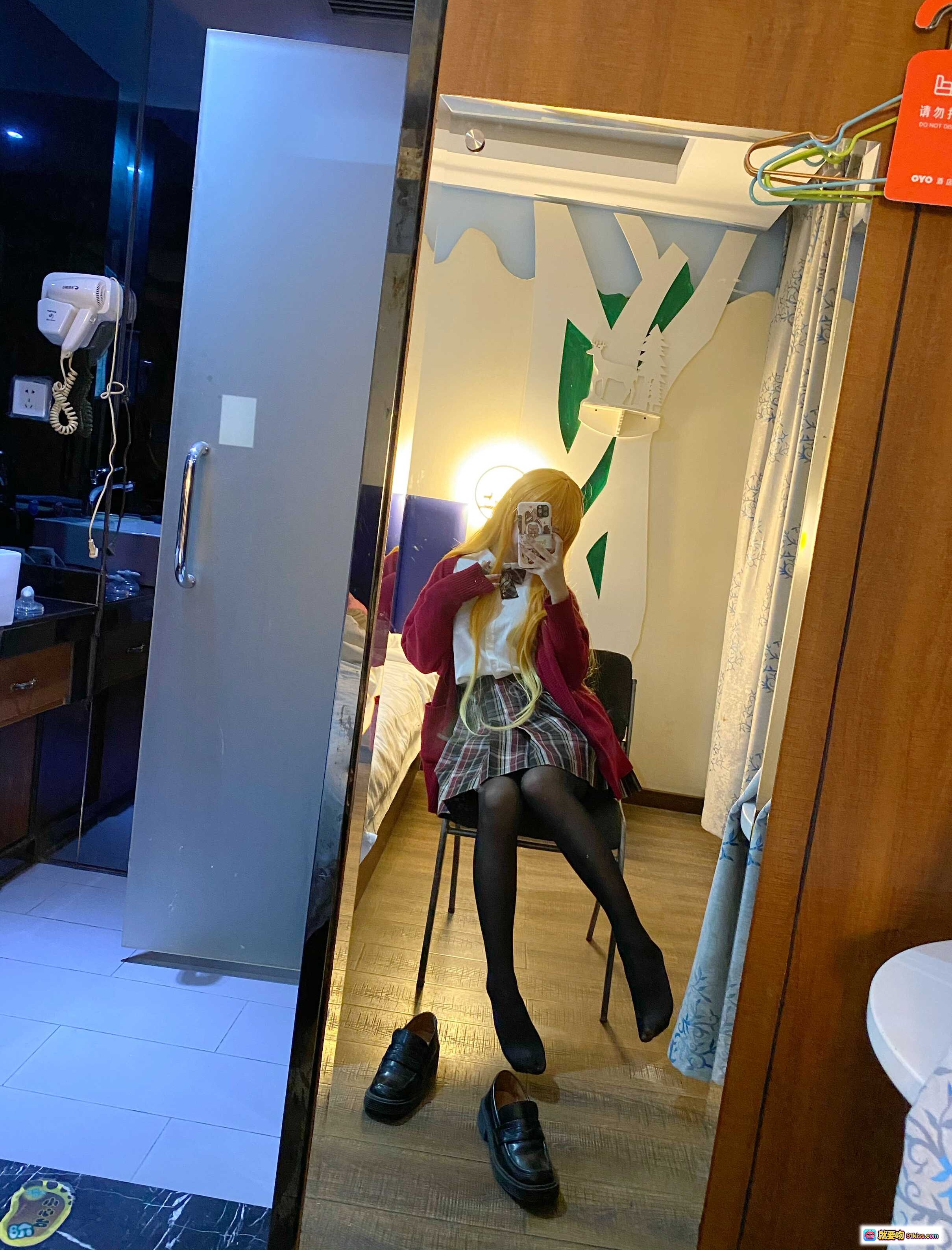 图片[10] - 芋圆侑子NO.015金毛不良JK写真 42P5V-533MB 黑丝格裙镜前自拍 室内卧室场景 酒店房间cosplay - 就要吻