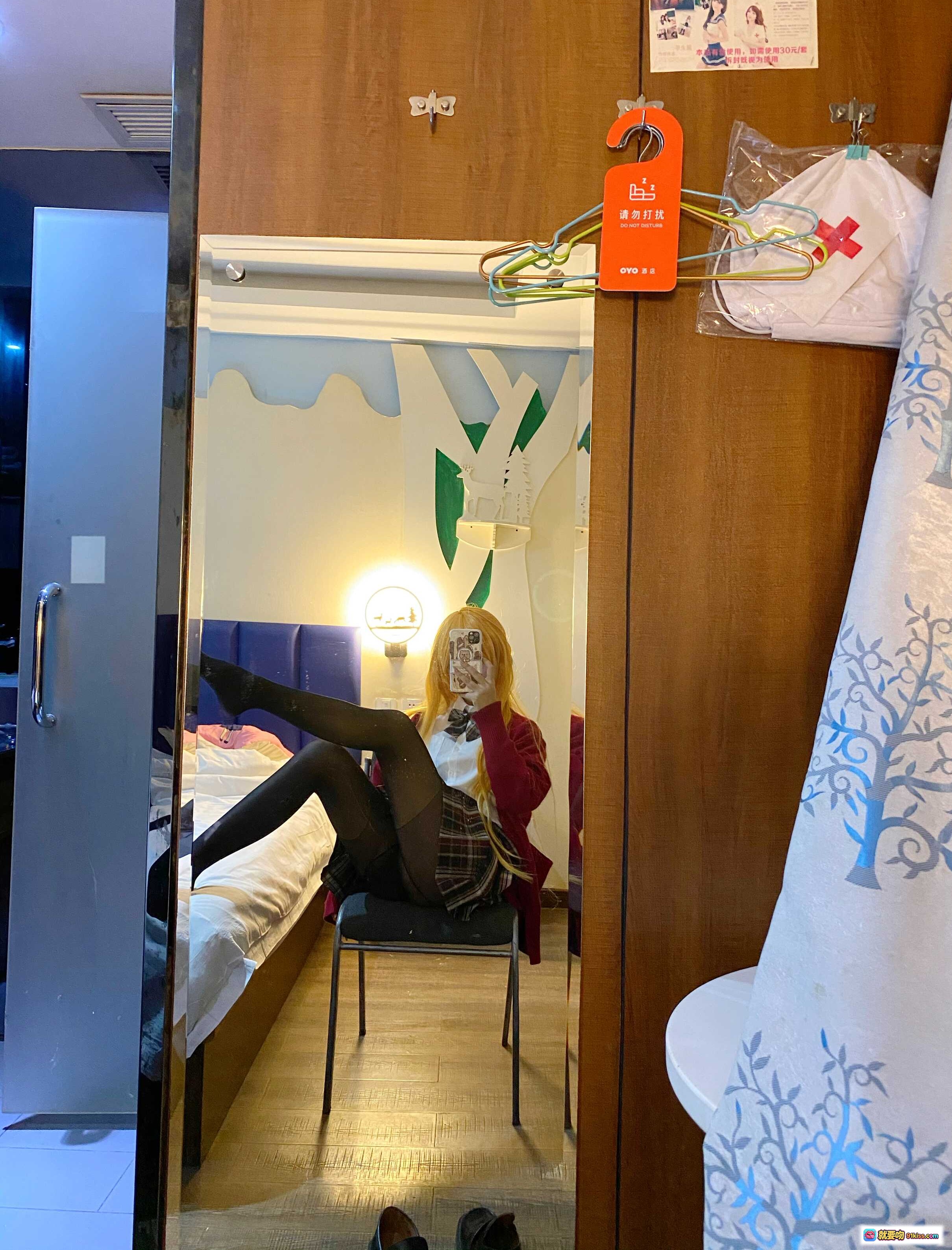 图片[6] - 芋圆侑子NO.015金毛不良JK写真 42P5V-533MB 黑丝格裙镜前自拍 室内卧室场景 酒店房间cosplay - 就要吻