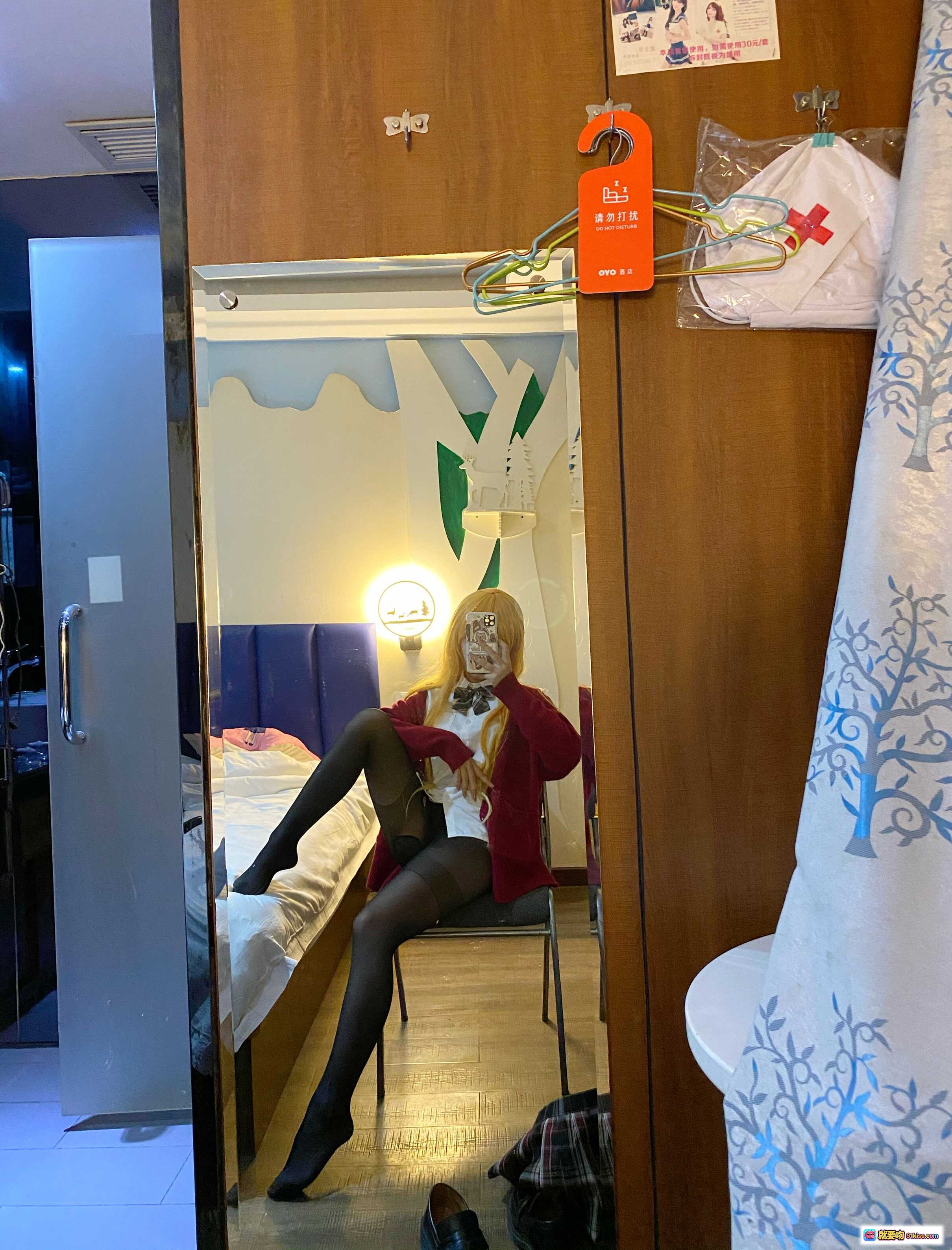 图片[3] - 芋圆侑子NO.015金毛不良JK写真 42P5V-533MB 黑丝格裙镜前自拍 室内卧室场景 酒店房间cosplay - 就要吻