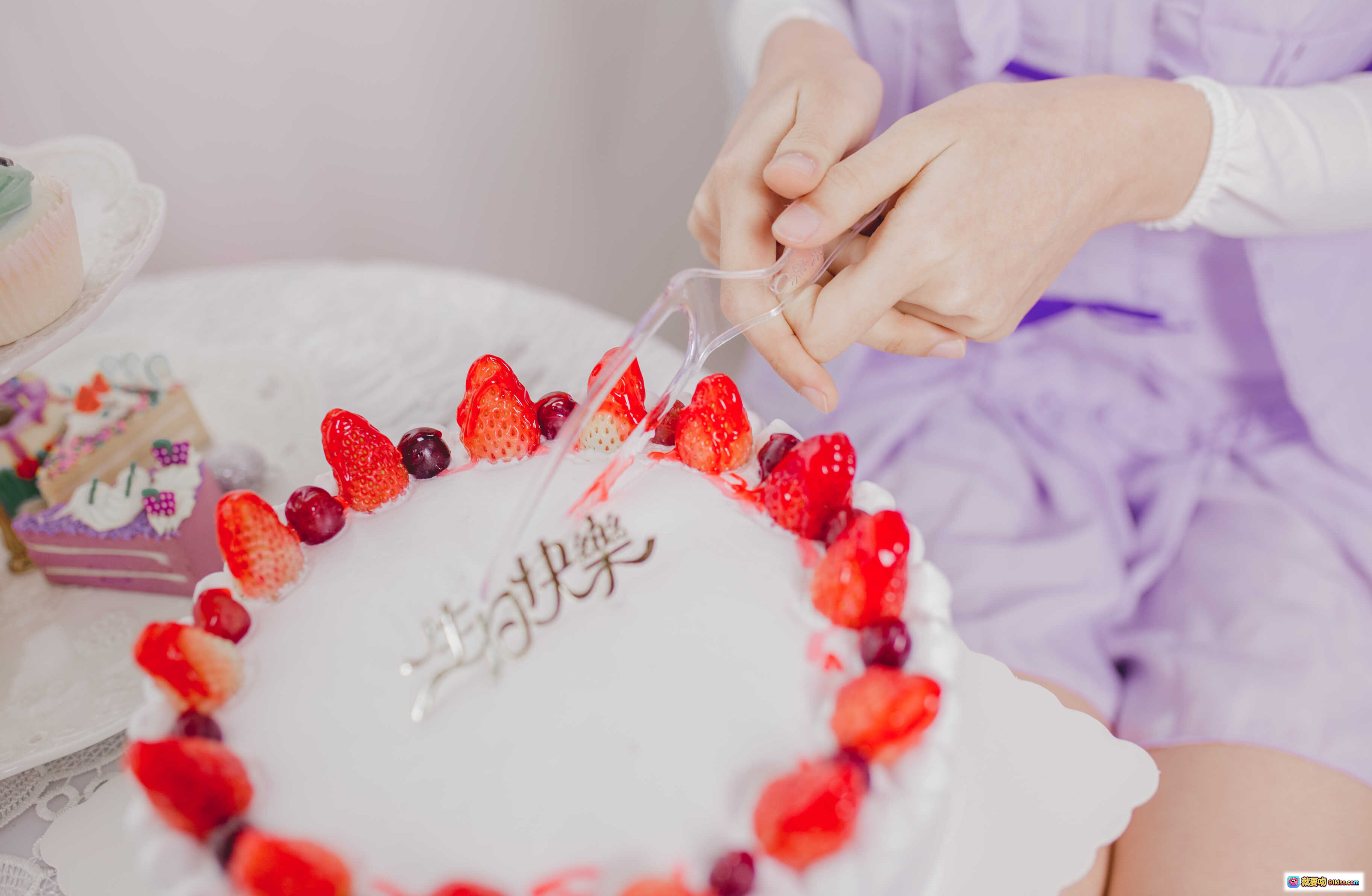 图片[10] - 木绵绵OwO雷姆生日Cosplay写真 | 紫发少女紫色洛丽塔裙装 | 甜美蕾丝配饰+蛋糕花束场景 | 24P高清图集 - 就要吻
