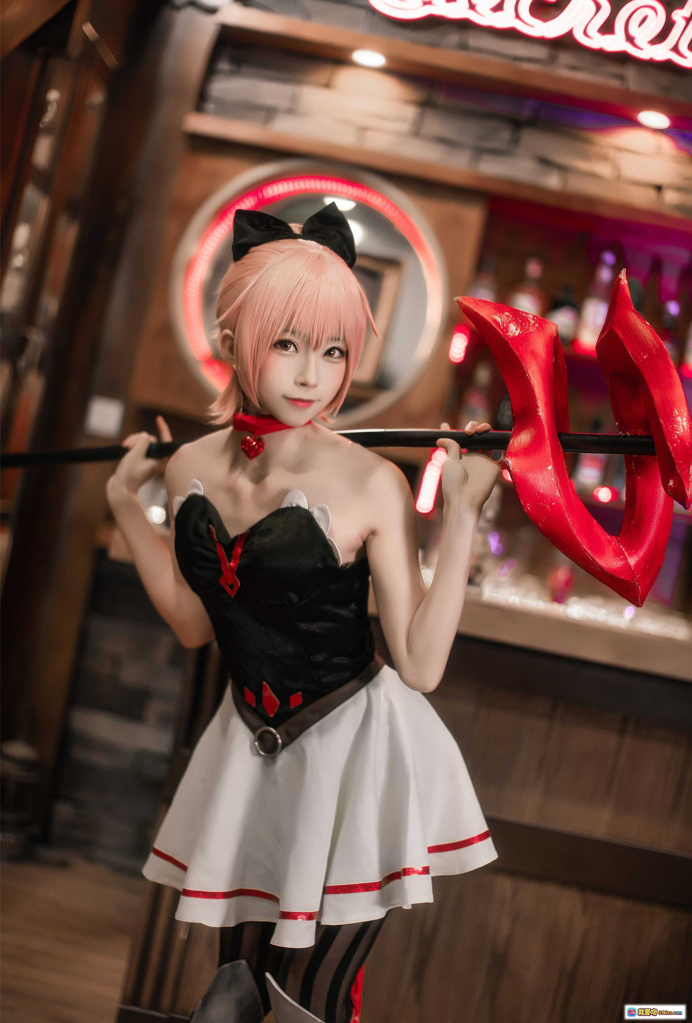 图片[7] - Kitaro绮太郎NO.069命运神界梦境链接cosplay粉发少女酒吧调酒场景精致服装氛围感写真 - 就要吻