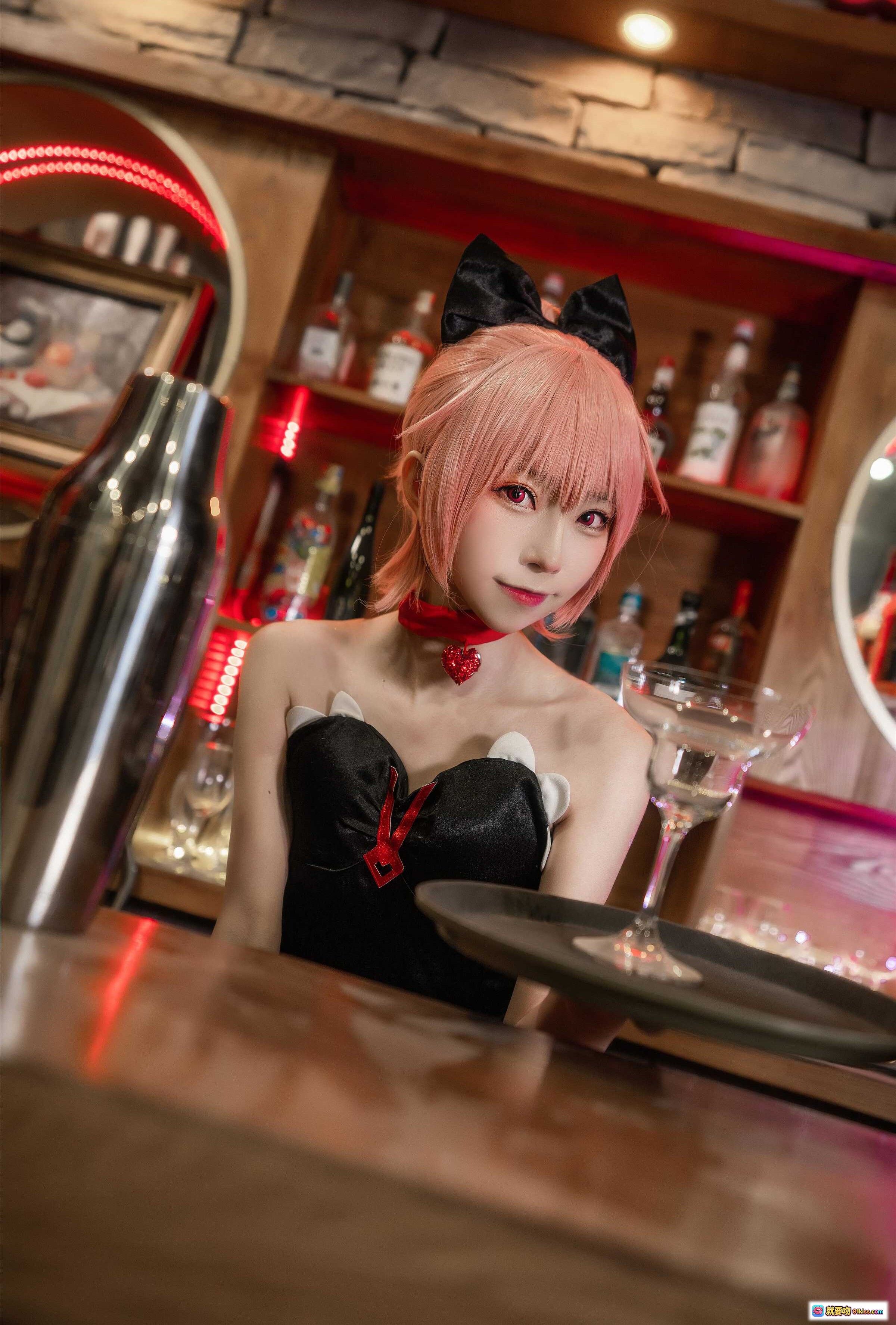 图片[2] - Kitaro绮太郎NO.069命运神界梦境链接cosplay粉发少女酒吧调酒场景精致服装氛围感写真 - 就要吻