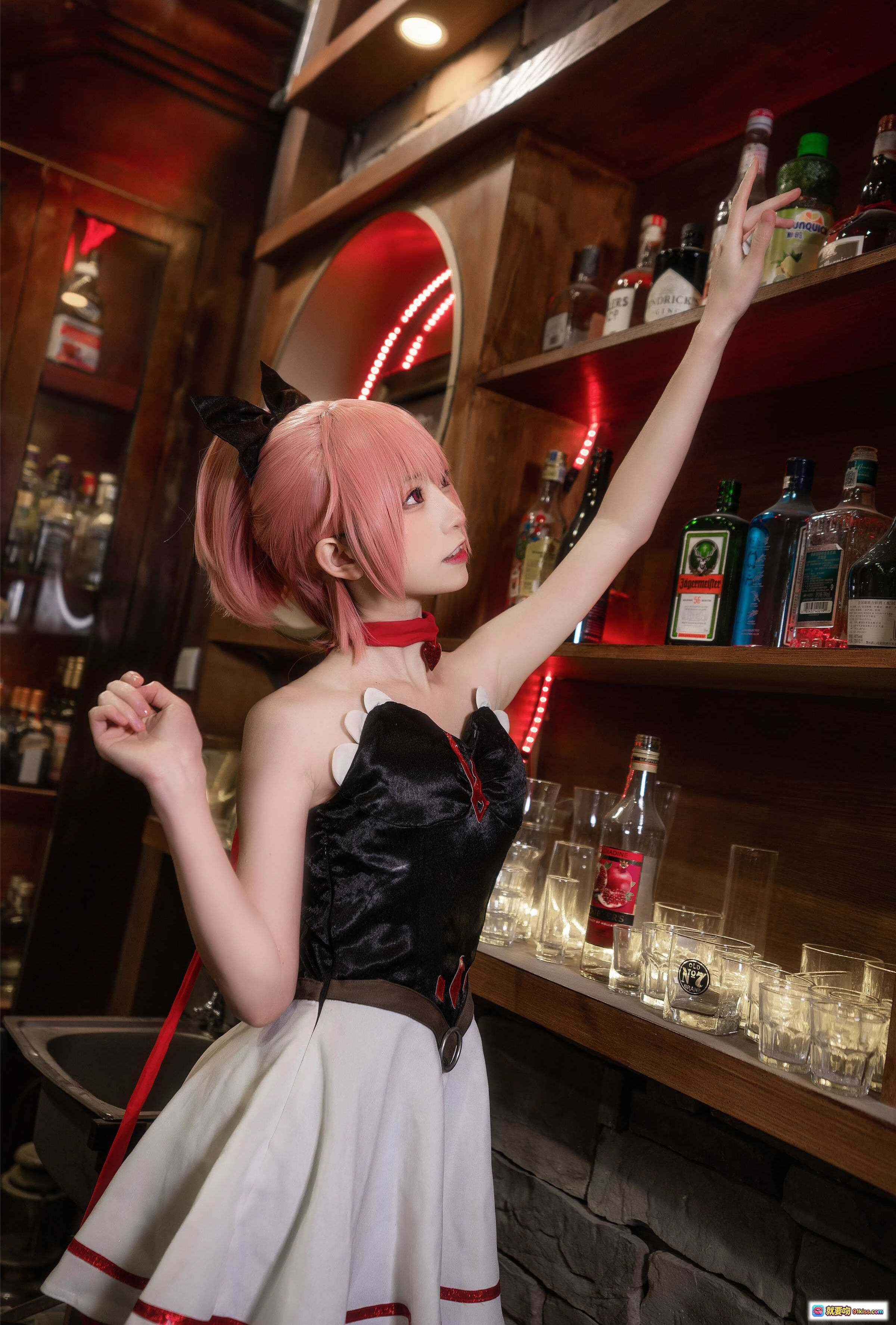 图片[1] - Kitaro绮太郎NO.069命运神界梦境链接cosplay粉发少女酒吧调酒场景精致服装氛围感写真 - 就要吻