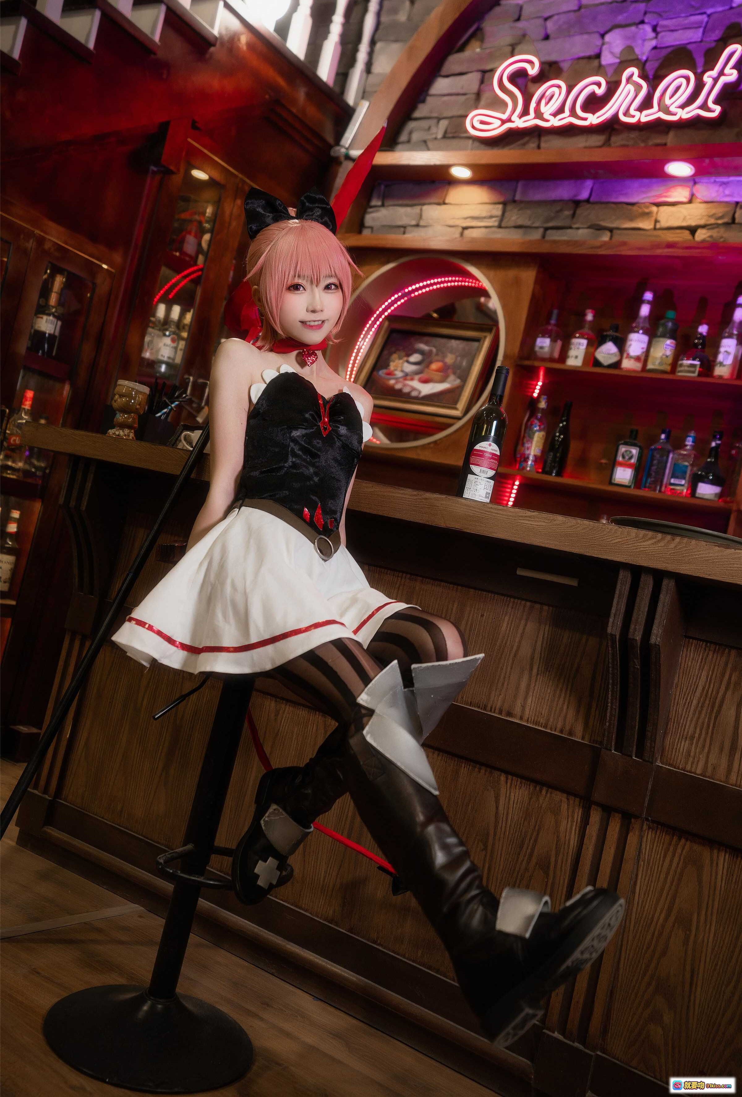 图片[9] - Kitaro绮太郎NO.069命运神界梦境链接cosplay粉发少女酒吧调酒场景精致服装氛围感写真 - 就要吻