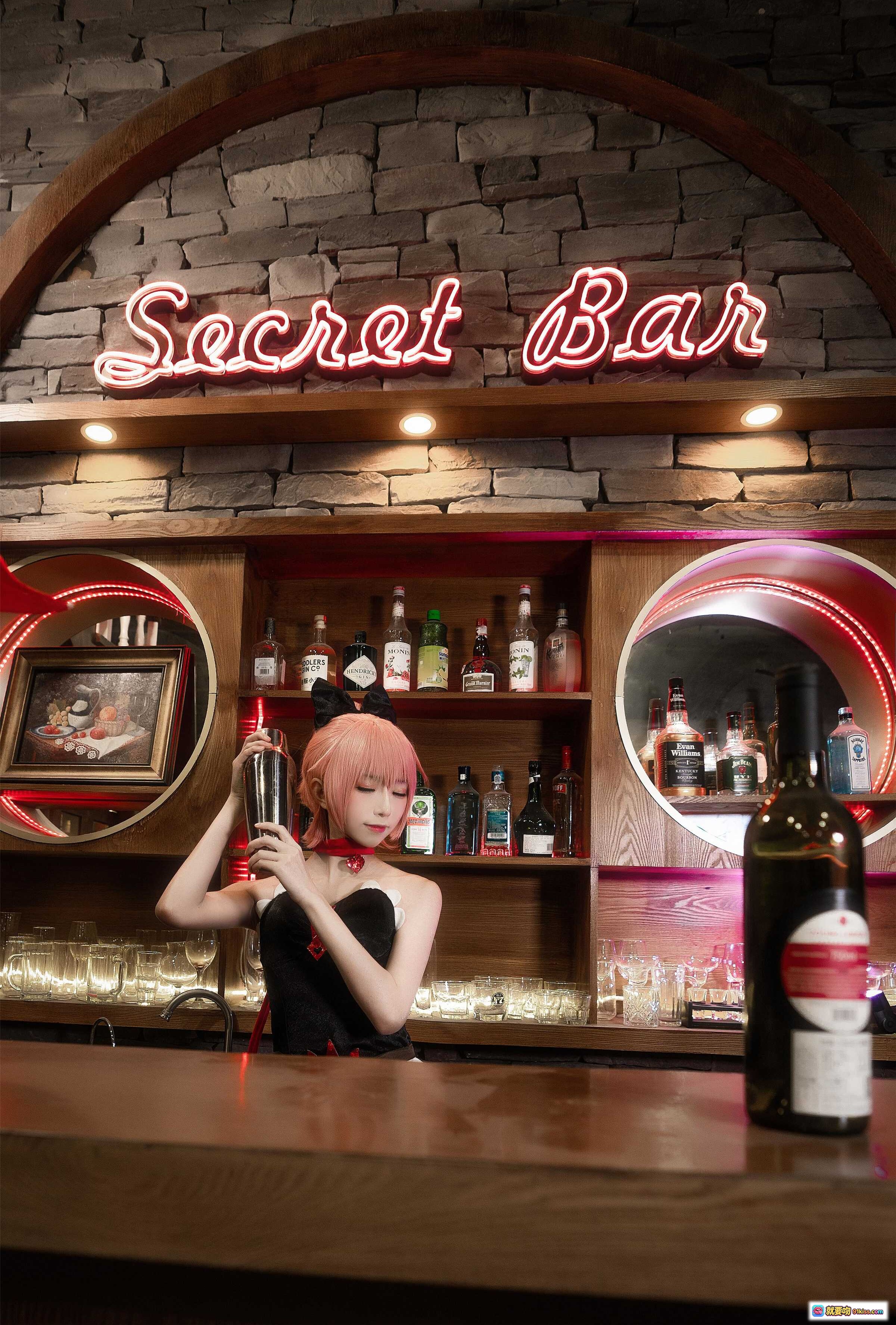 图片[8] - Kitaro绮太郎NO.069命运神界梦境链接cosplay粉发少女酒吧调酒场景精致服装氛围感写真 - 就要吻