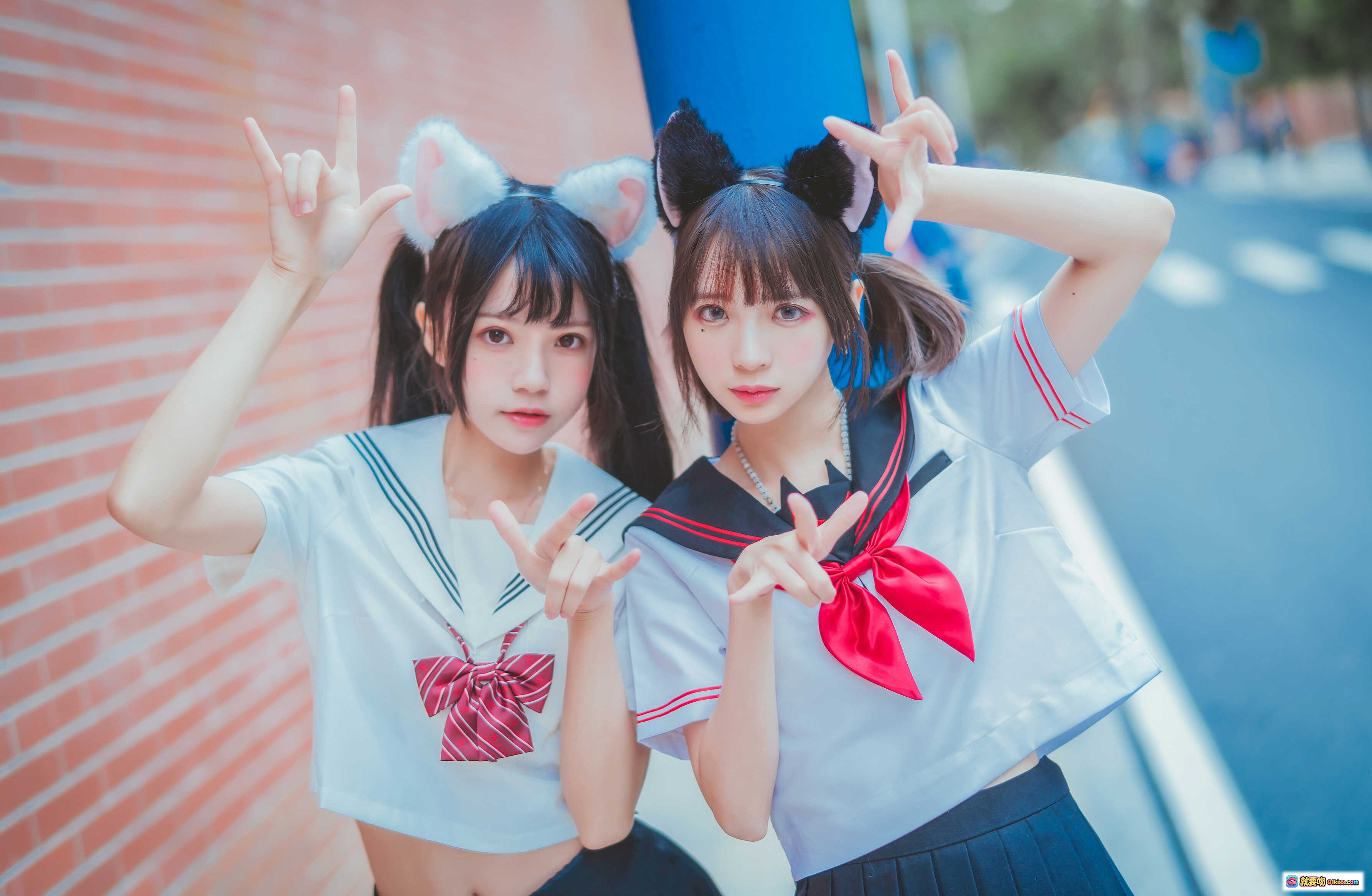 图片[2] - 桜桃喵×疯猫ss_JK制服百合写真｜猫耳少女校园风双人摆拍｜黑丝百褶裙青春活力照 - 就要吻