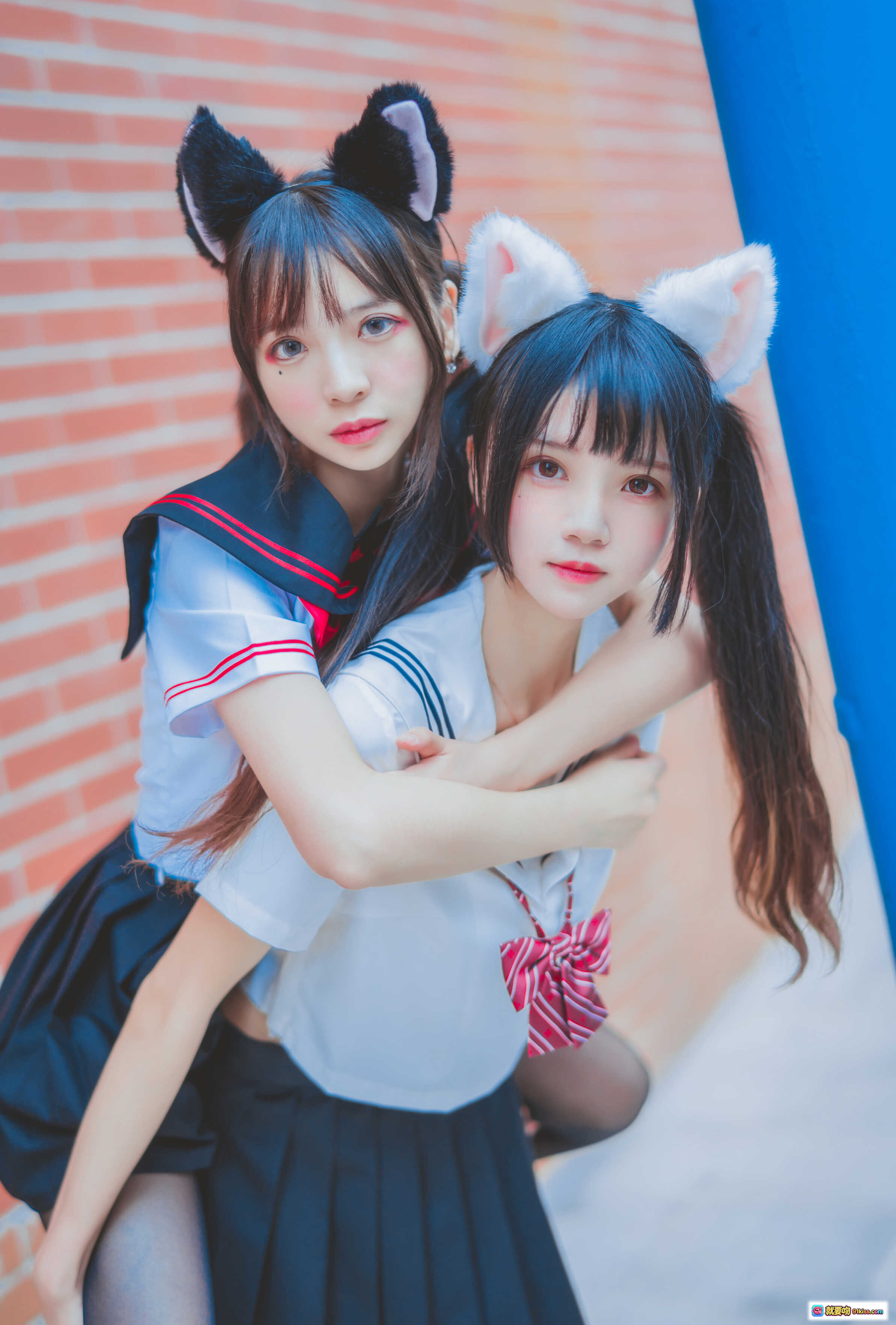 图片[5] - 桜桃喵×疯猫ss_JK制服百合写真｜猫耳少女校园风双人摆拍｜黑丝百褶裙青春活力照 - 就要吻