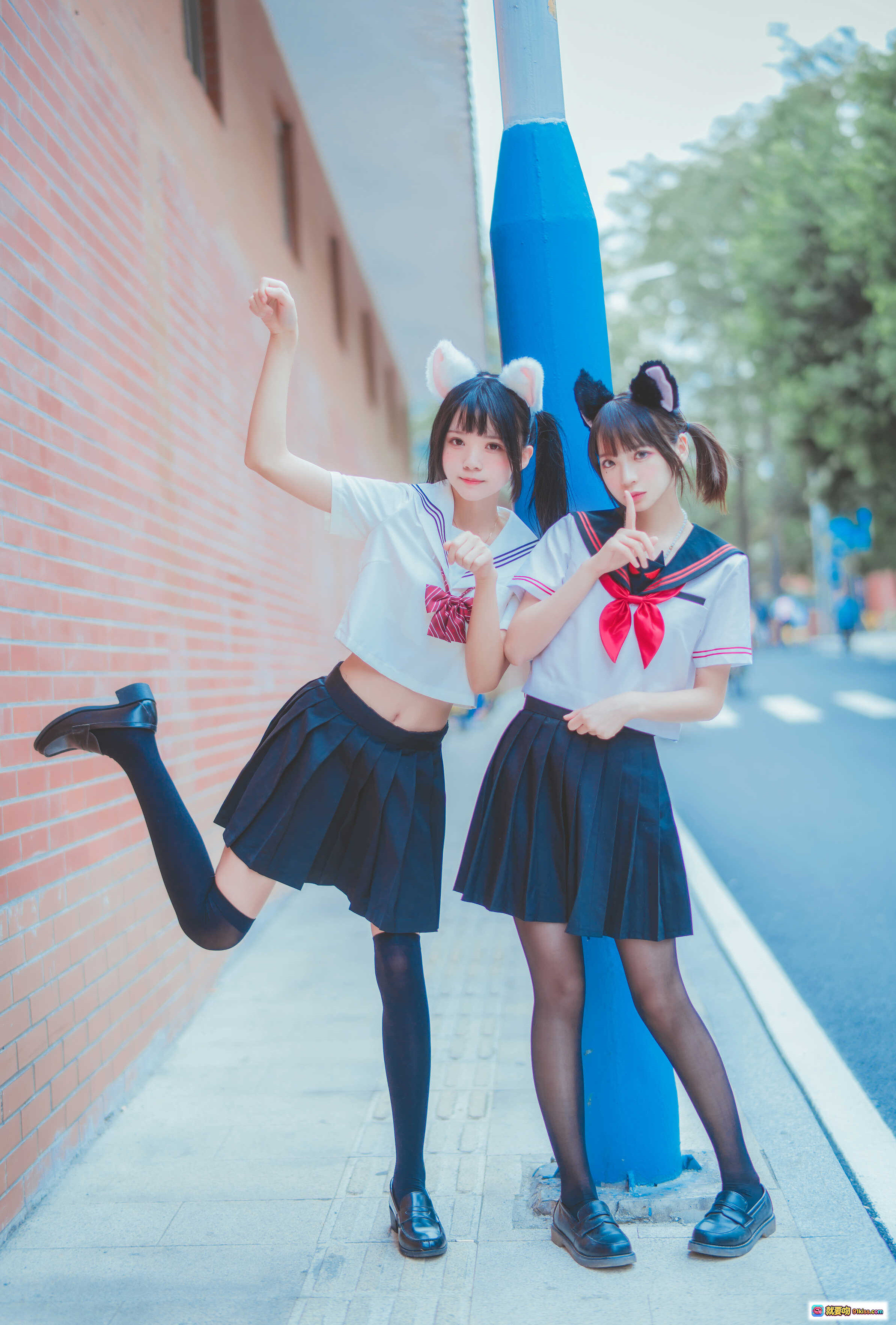 图片[1] - 桜桃喵×疯猫ss_JK制服百合写真｜猫耳少女校园风双人摆拍｜黑丝百褶裙青春活力照 - 就要吻