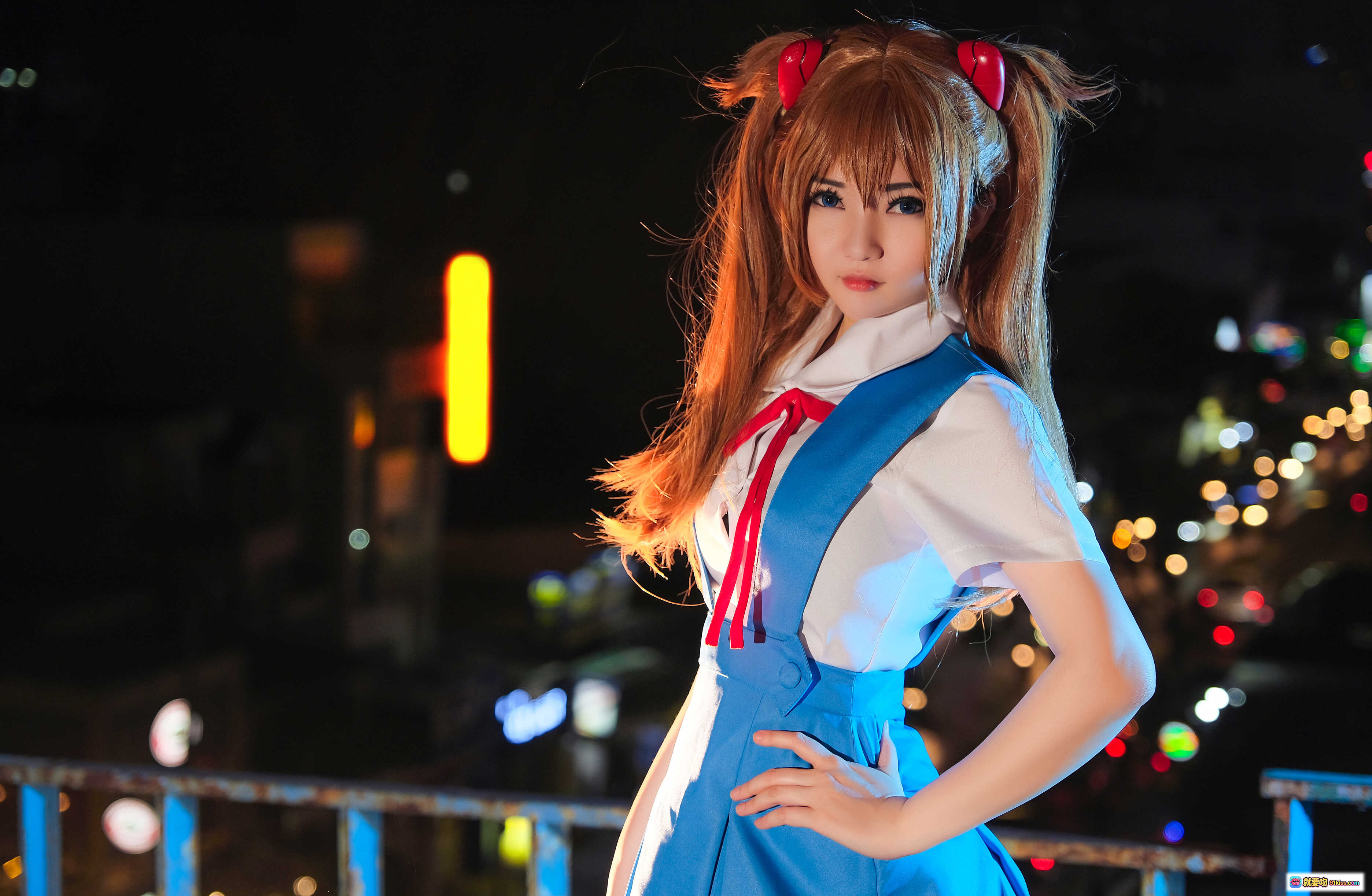 明日香Cosplay夜景写真 | 蓝白校服双马尾 | 城市灯光背景 | 高清23P美图 - 就要吻
