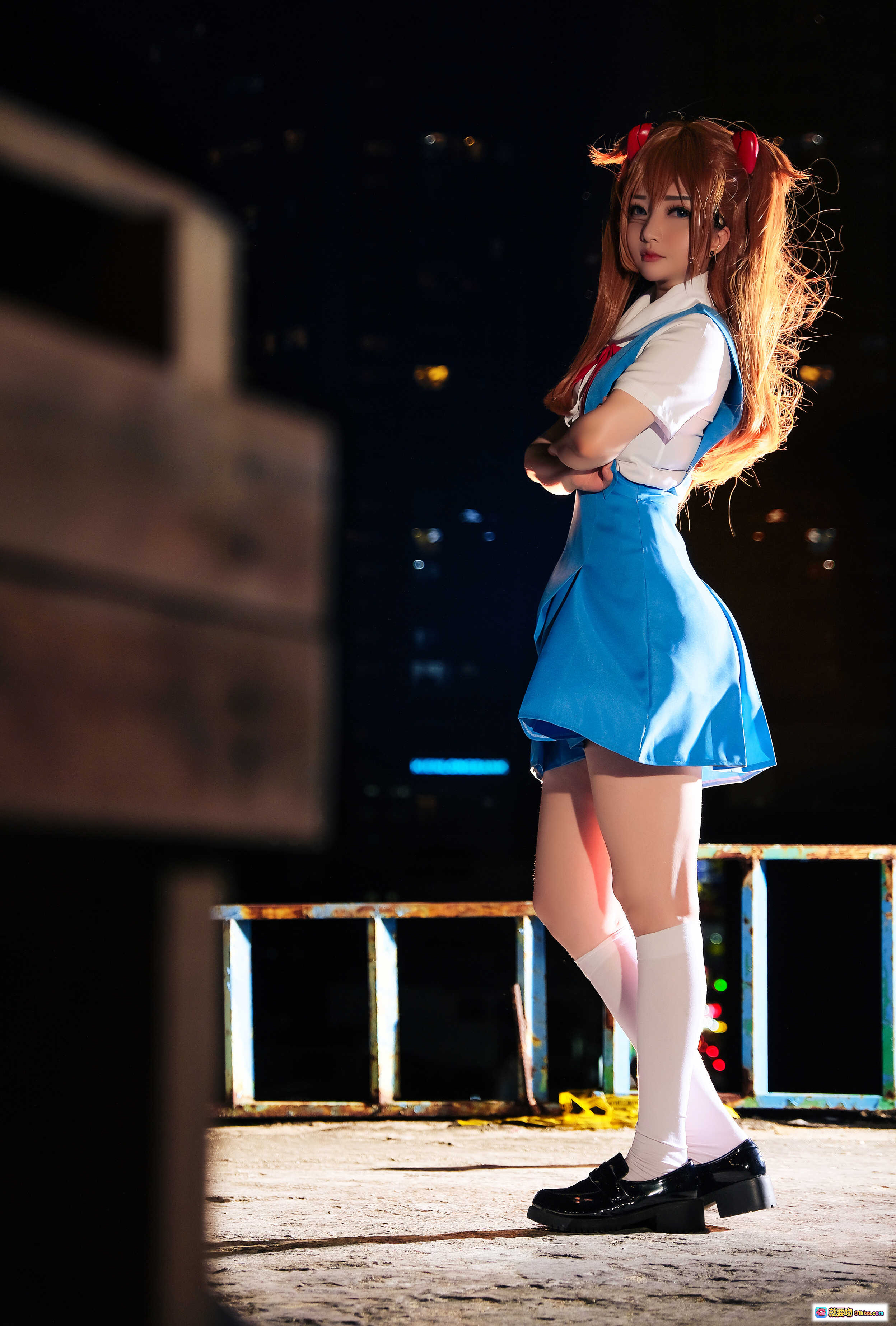 图片[3] - 明日香Cosplay夜景写真 | 蓝白校服双马尾 | 城市灯光背景 | 高清23P美图 - 就要吻